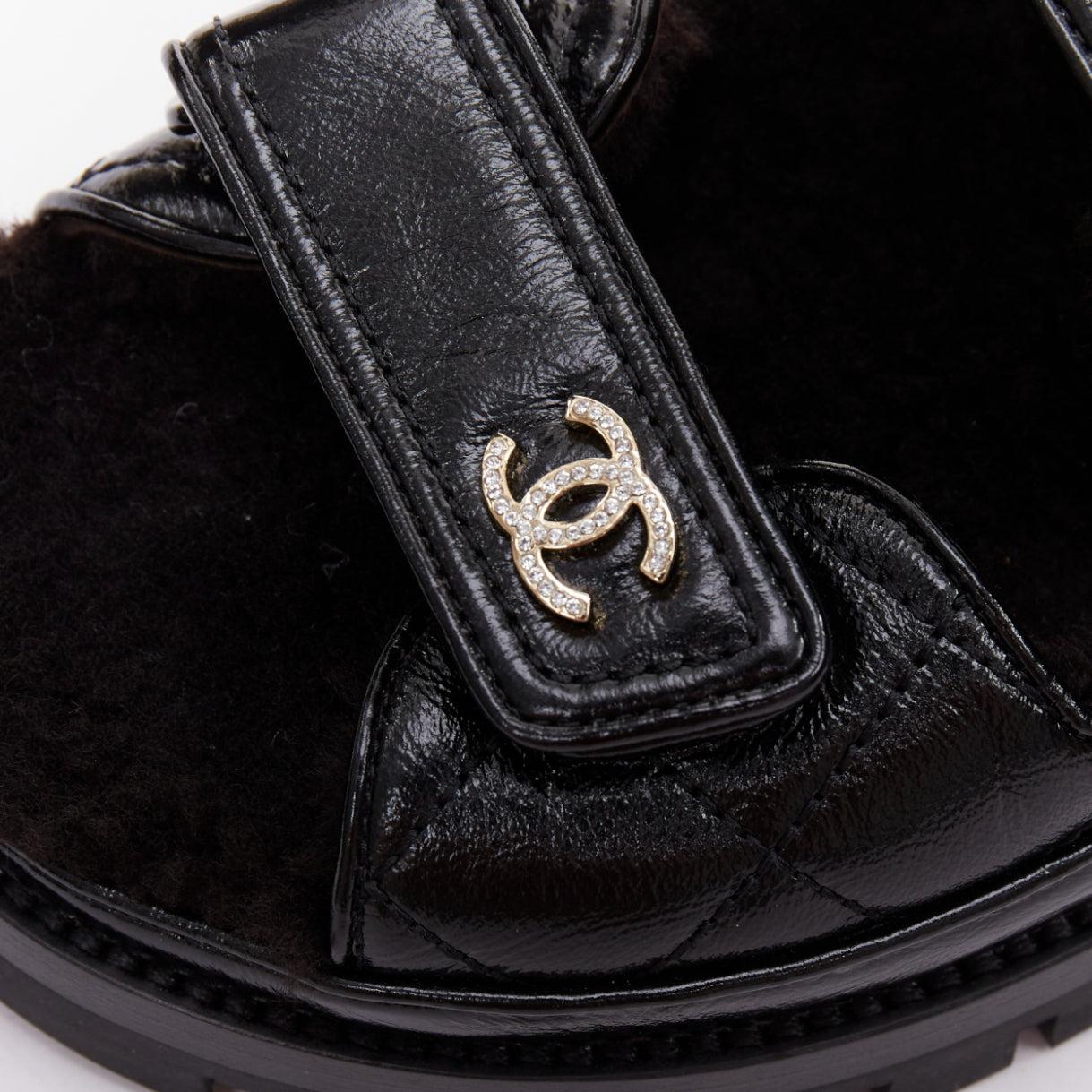 CHANEL 2023 negro laminado piel de cordero shearling cristal CC dad sandalias EU37 en venta 2