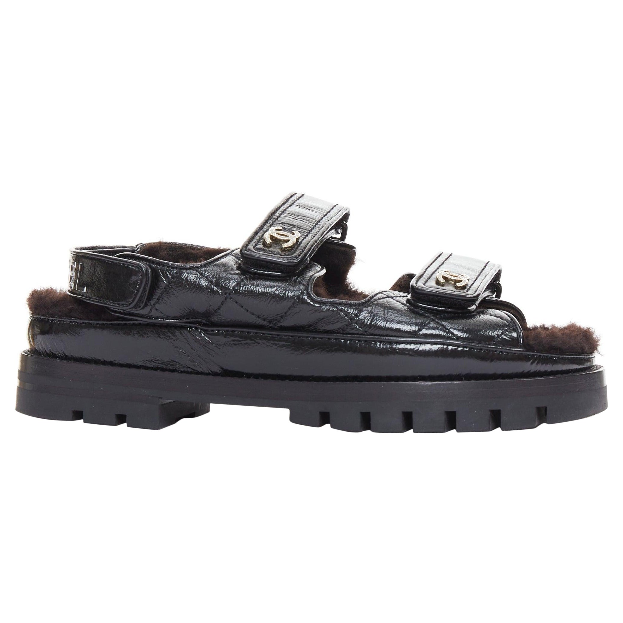CHANEL 2023 negro laminado piel de cordero shearling cristal CC dad sandalias EU37 en venta