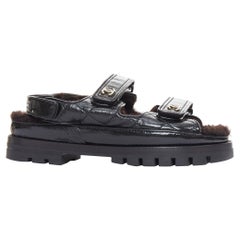 CHANEL 2023 negro laminado piel de cordero shearling cristal CC dad sandalias EU37