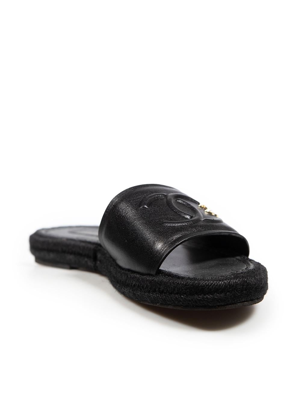 CONDITION is Very good. Minimal wear to shoes is evident. Minimal wear to insoles with minor abrasions and the brand name is faded on this used Chanel designer resale item.
 
 
 
 Details
 
 
 2023 
 
 Black
 
 Leather
 
 Slides
 
 Open toe
 
 CC