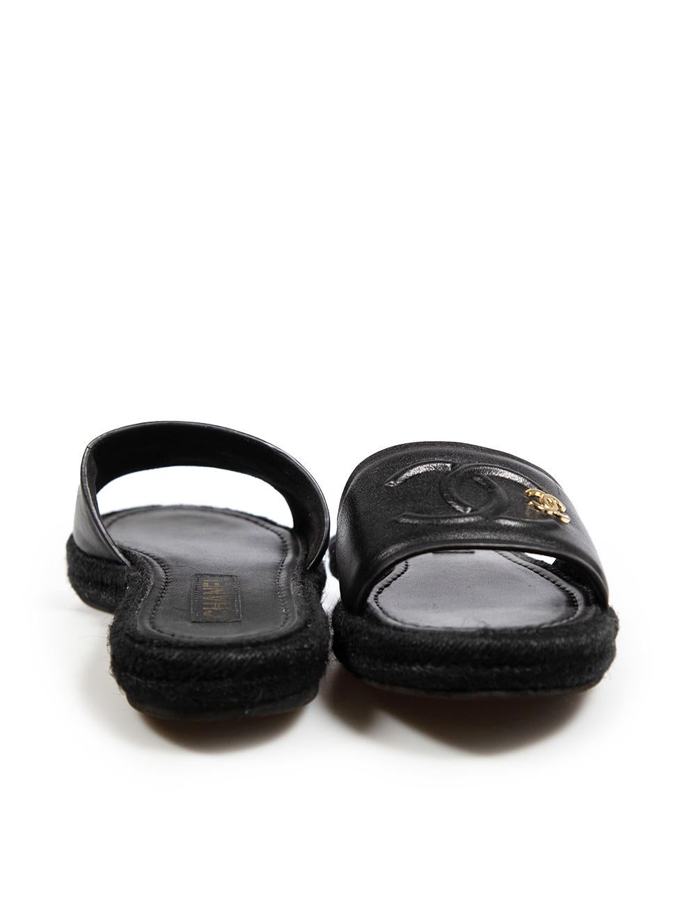 Chanel 2023 Black Leather Interlocking CC Slides Size IT 39 In Good Condition In London, GB