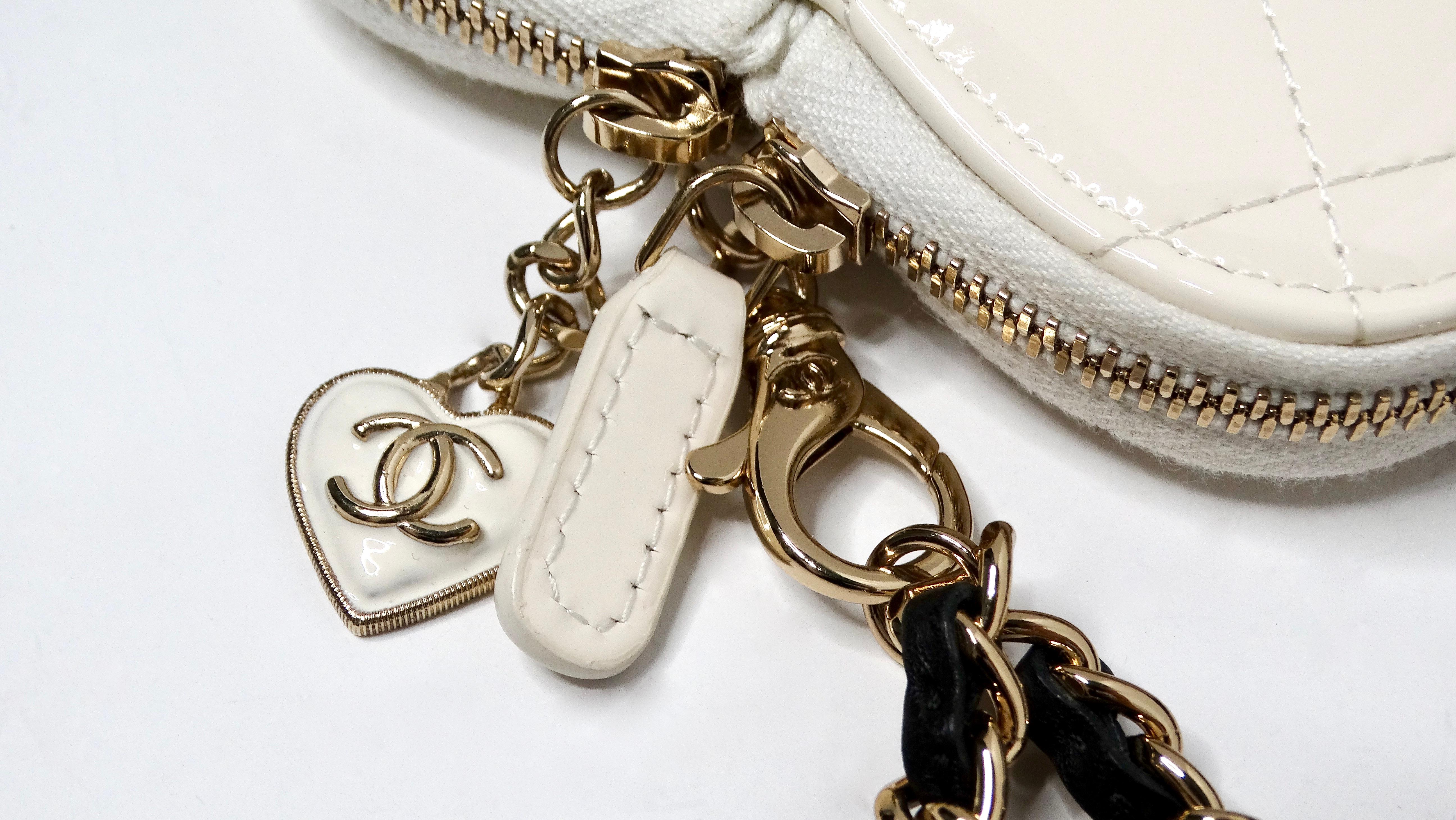 Chanel 2023 Black & White Quilted Patent Leather Crossbody Mini Novelty Bag For Sale 1