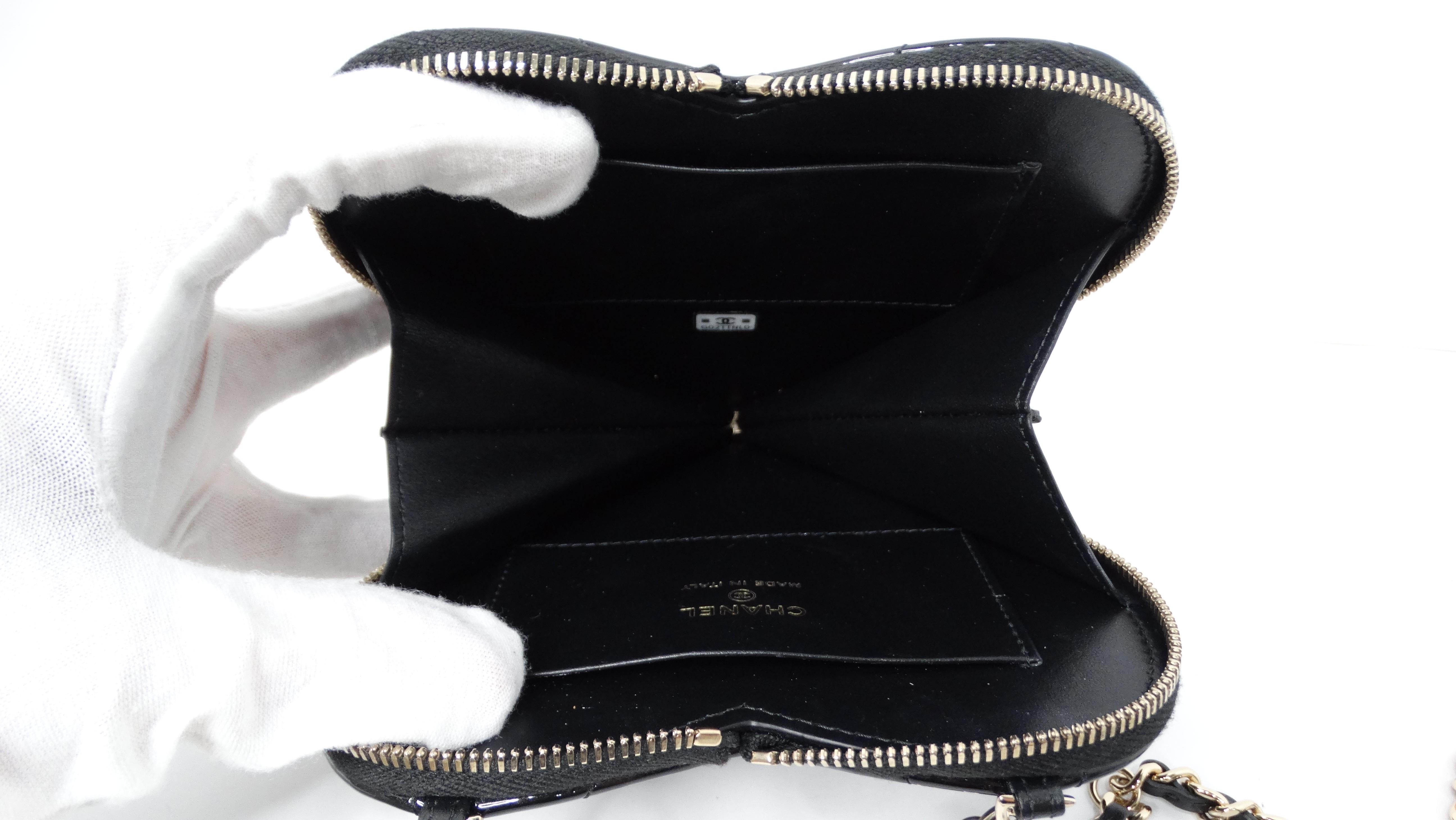 Chanel 2023 Black & White Quilted Patent Leather Crossbody Mini Novelty Bag For Sale 2