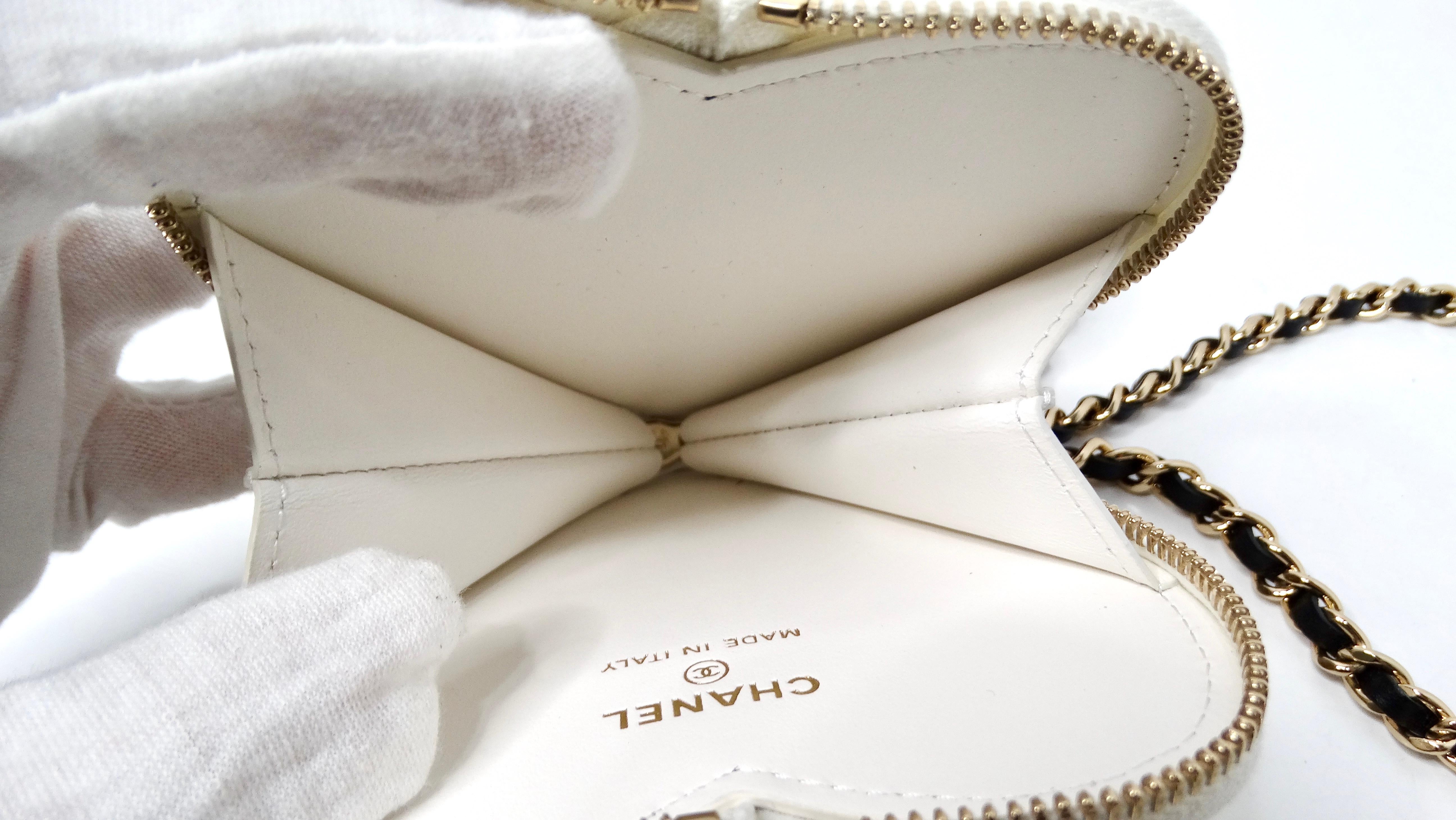 Chanel 2023 Black & White Quilted Patent Leather Crossbody Mini Novelty Bag For Sale 5