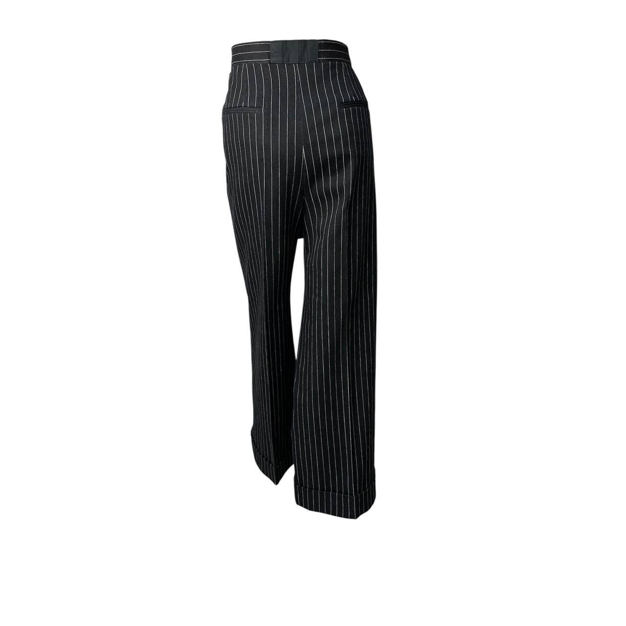 Jeans a gamba larga a righe bianche e nere di Chanel assolutamente straordinari e autentici, direttamente dalla collezione Paris-Dakar MГ©tiers d'Art 2023! Questi jeans sono realizzati in cotone denim di alta qualità, per garantire comfort e