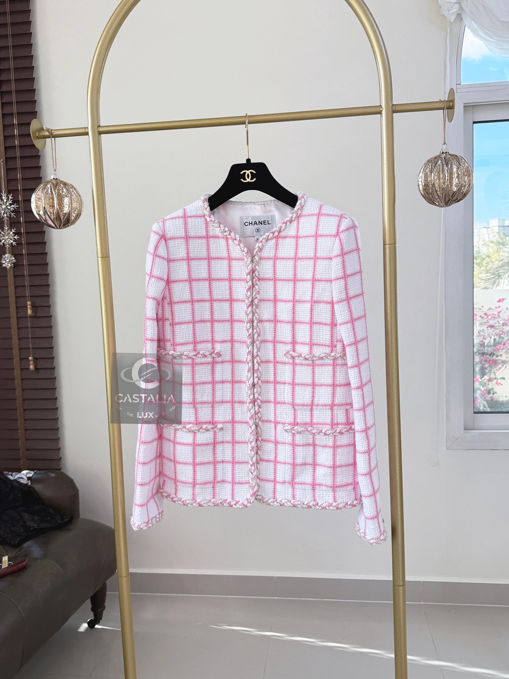 Chanel 2023 Cruise New Jewel Decor White Tweed Jacket 36 FR In New Condition In Dubai, AE
