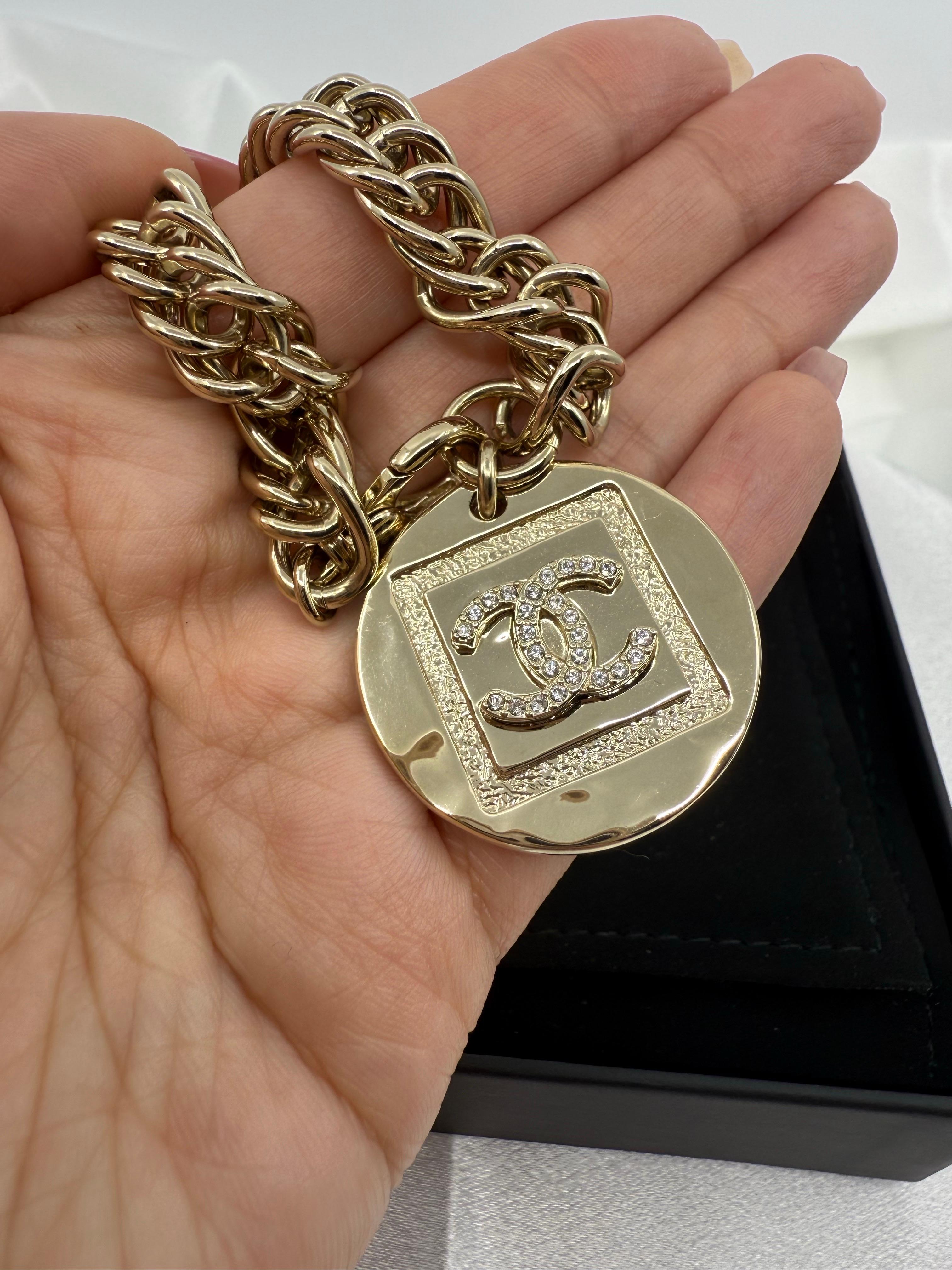 Chanel 2023 Pulsera de cadena dorada con colgante CC de cristal en venta 6