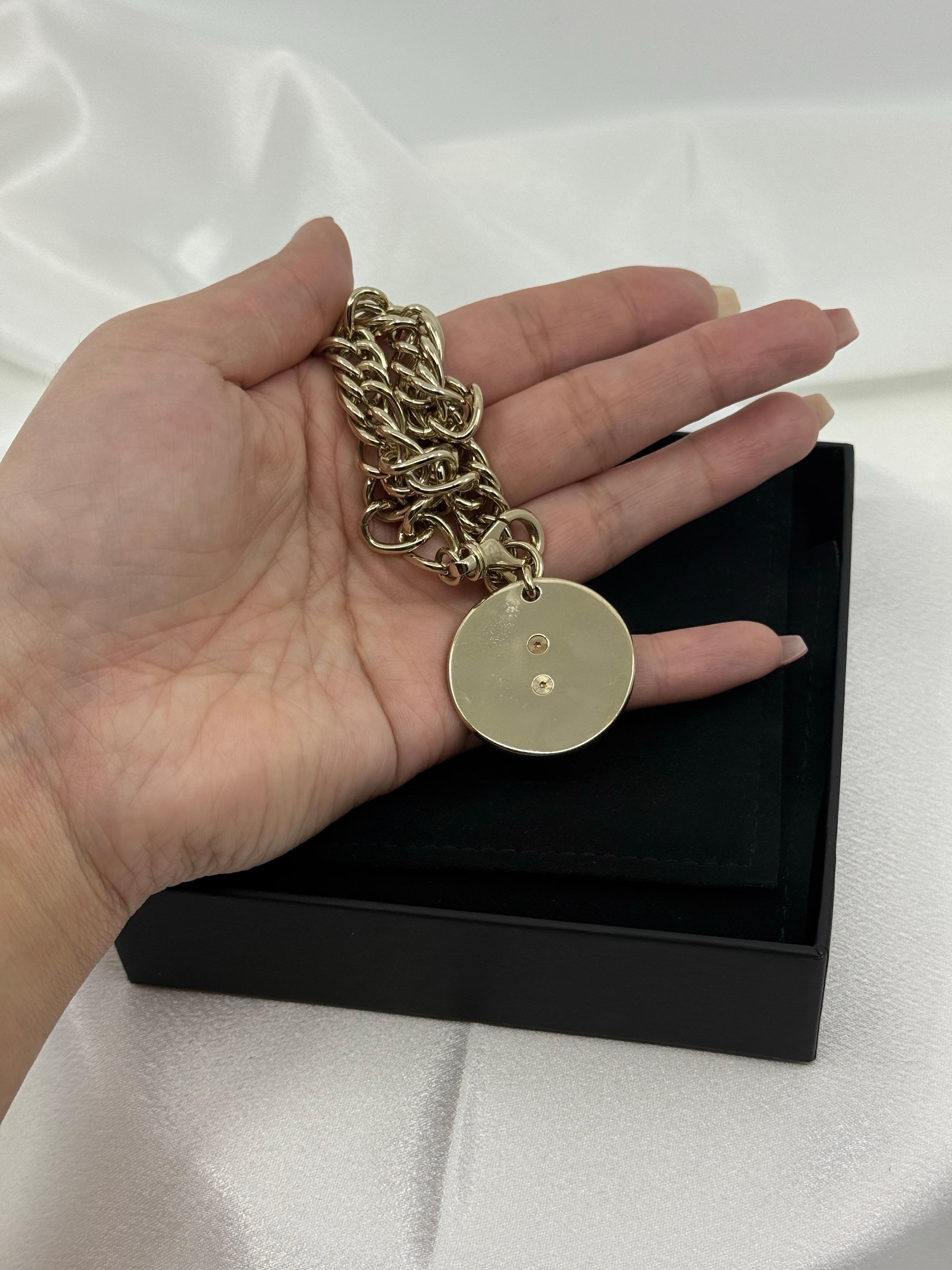 Chanel 2023 Pulsera de cadena dorada con colgante CC de cristal en venta 7