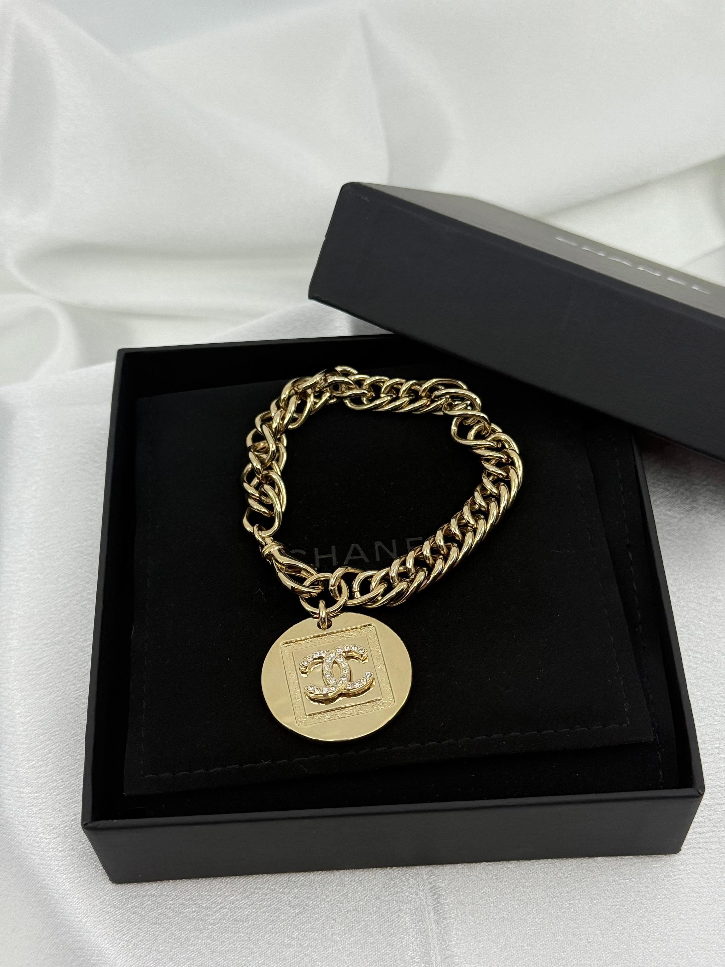 Chanel 2023 Pulsera de cadena dorada con colgante CC de cristal en venta 8