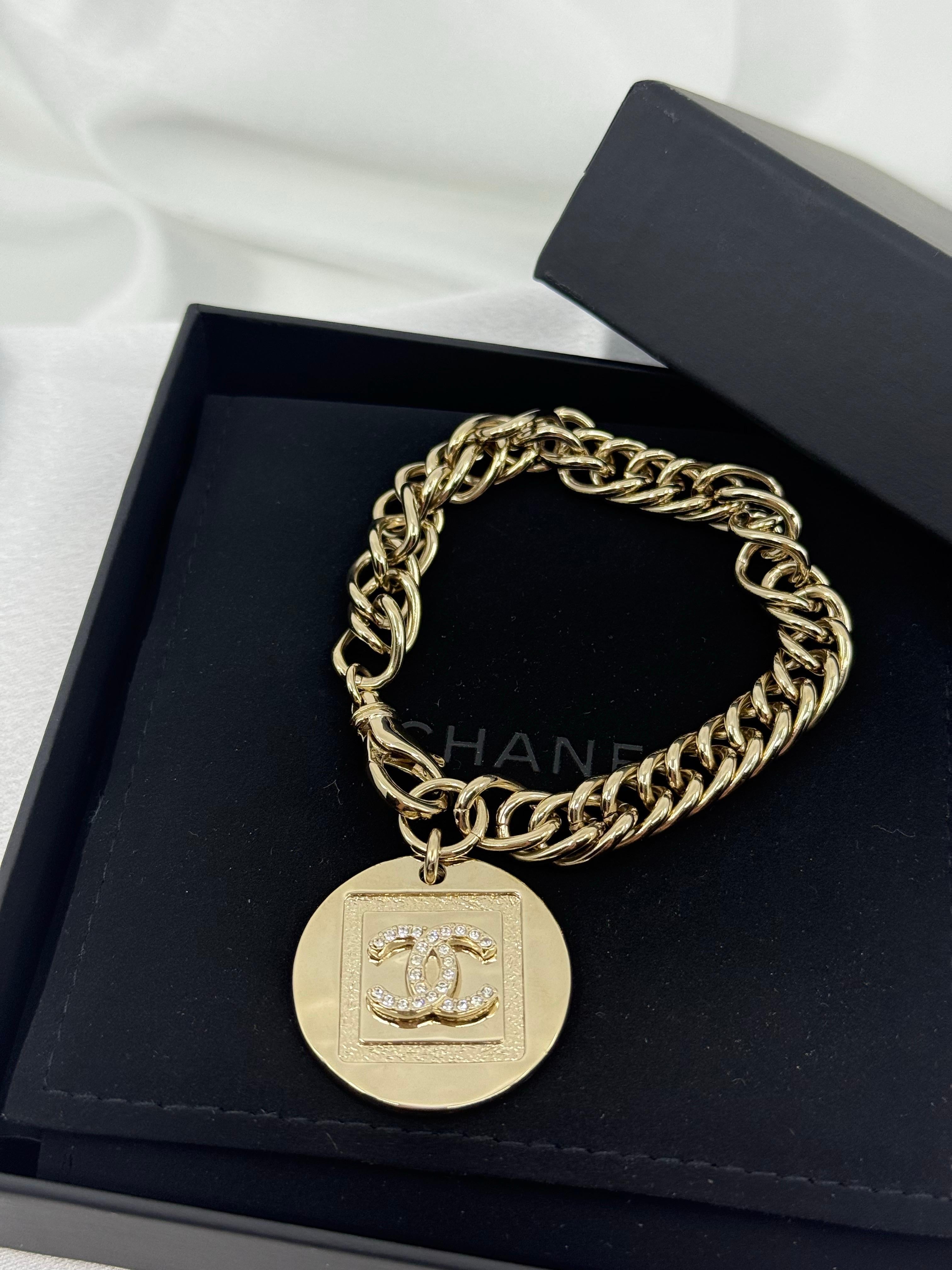 DETALLES:
Sello distintivo: CHANEL
Fabricado en Italia
Colección 2023
La pulsera está en buen estado y presenta un desgaste mínimo
Viene con caja y bolsa

INFORMACIÓN IMPORTANTE:
Este artículo es de segunda mano. Hemos hecho todo lo posible por