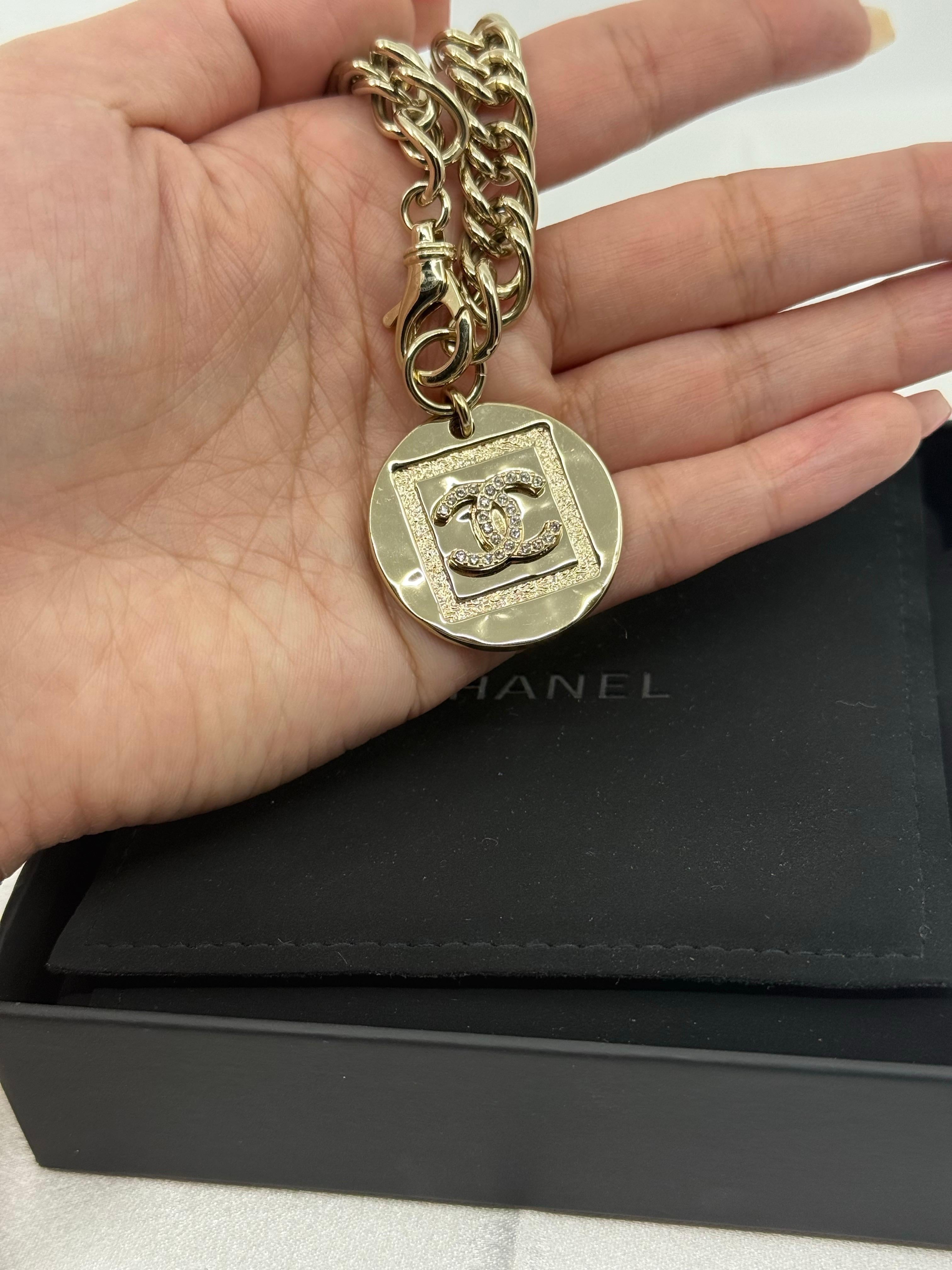 Chanel 2023 Pulsera de cadena dorada con colgante CC de cristal en Bueno estado para la venta en Bellevue, WA