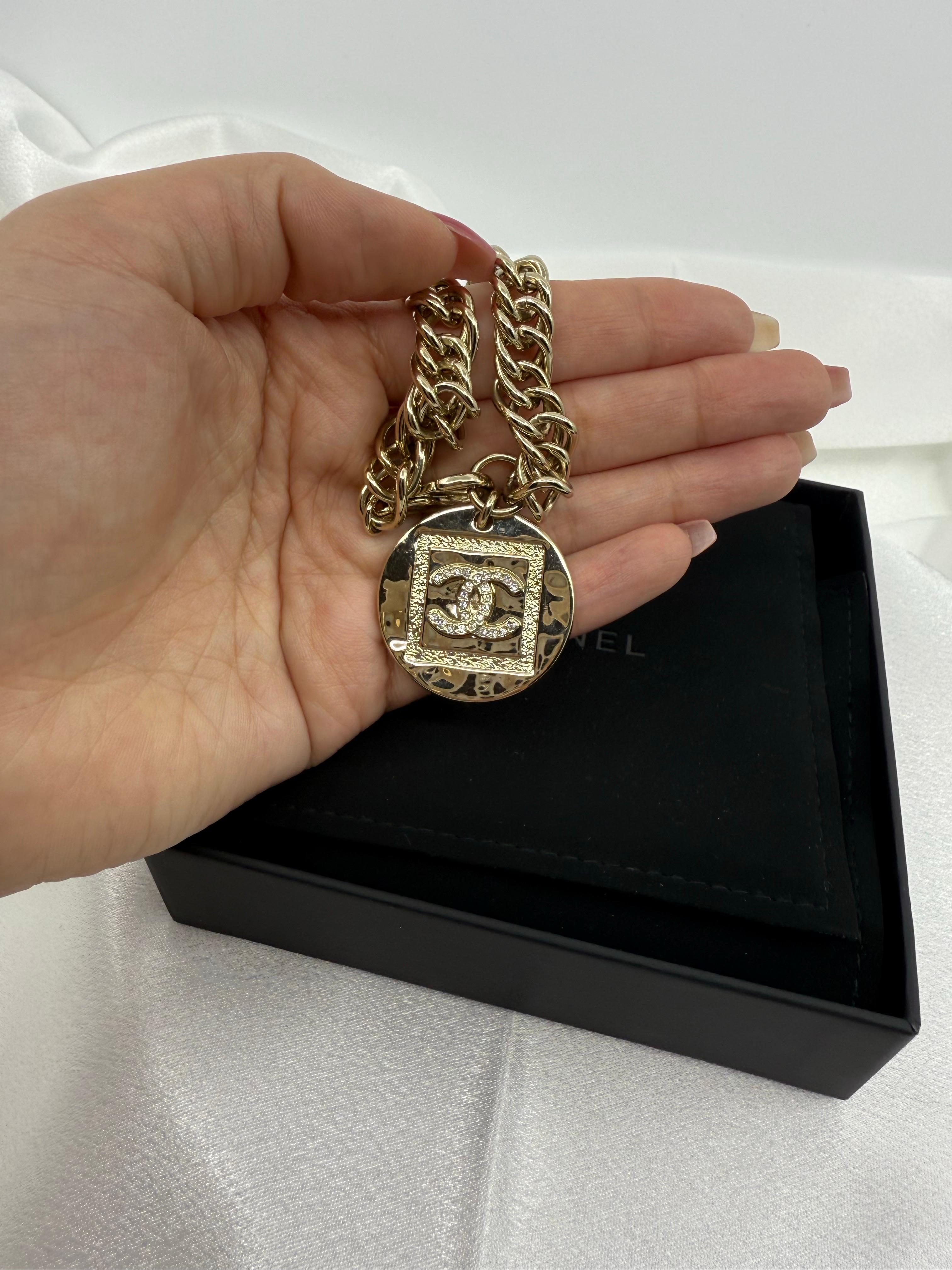 Femenino o masculino Chanel 2023 Pulsera de cadena dorada con colgante CC de cristal en venta