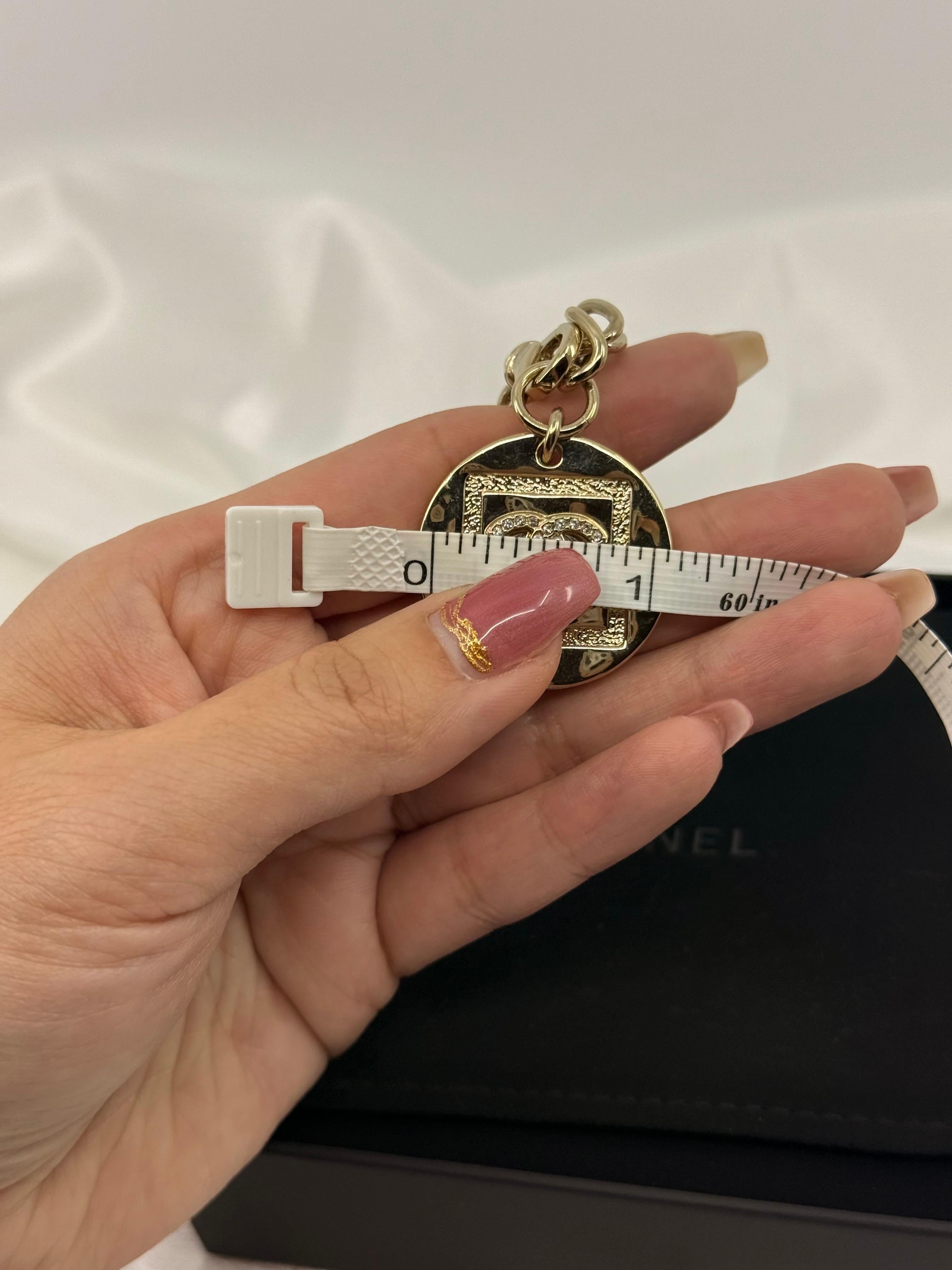 Chanel 2023 Pulsera de cadena dorada con colgante CC de cristal en venta 1