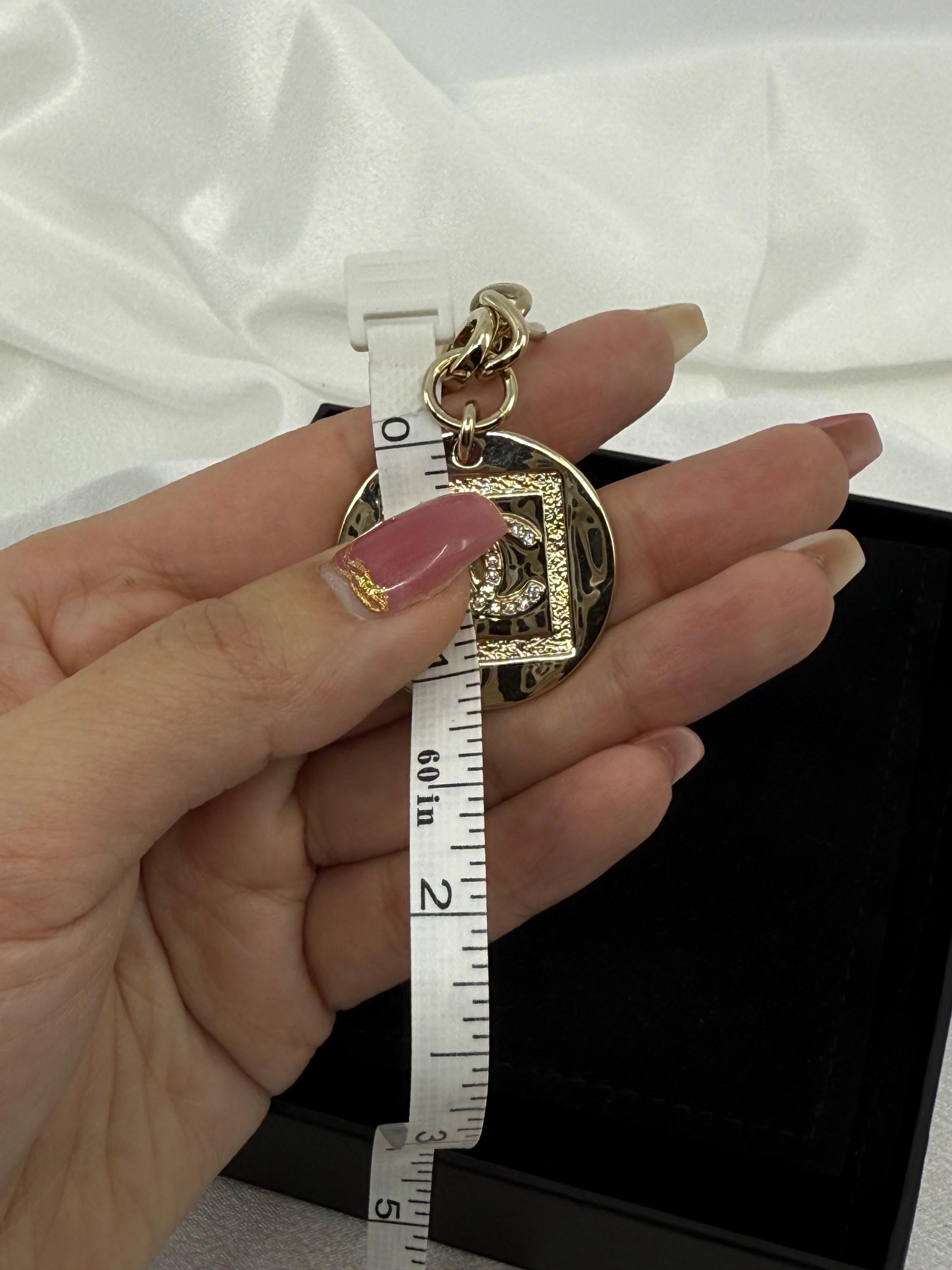 Chanel 2023 Pulsera de cadena dorada con colgante CC de cristal en venta 2