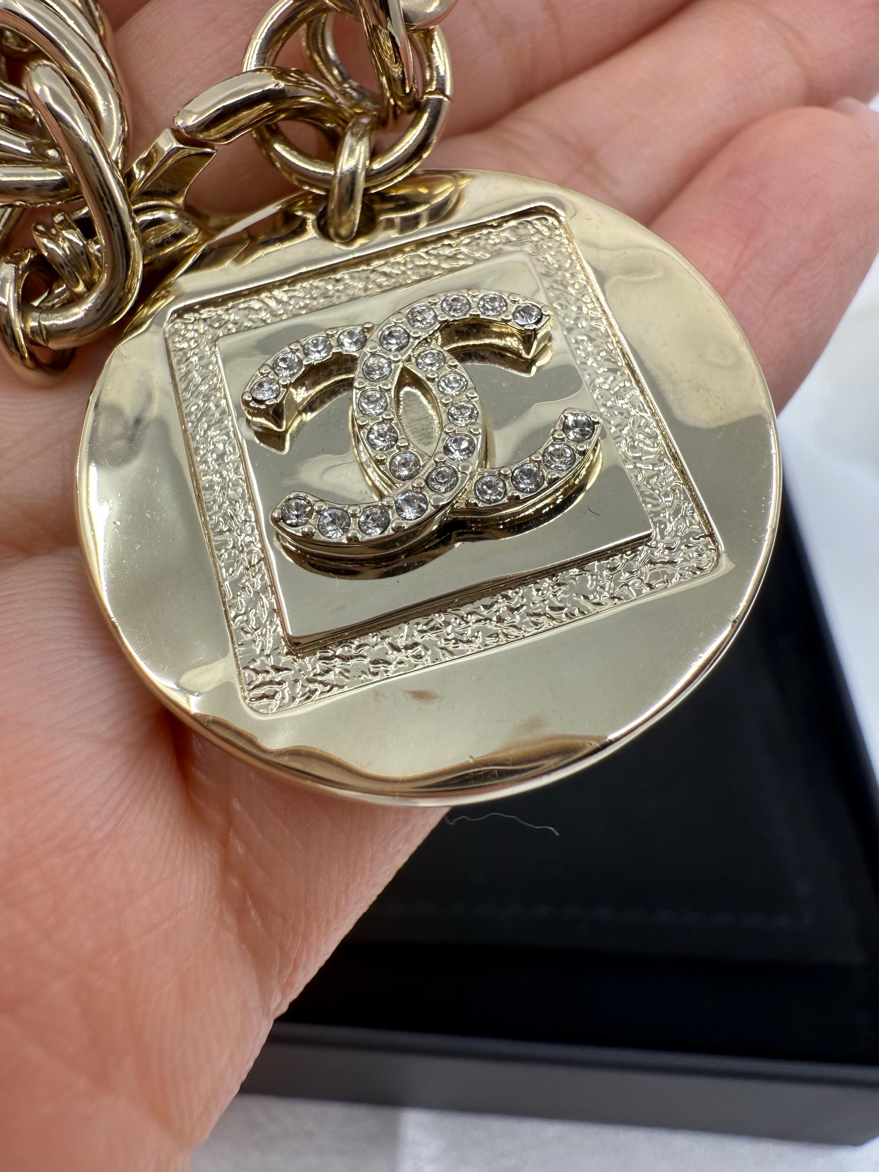 Chanel 2023 Pulsera de cadena dorada con colgante CC de cristal en venta 3