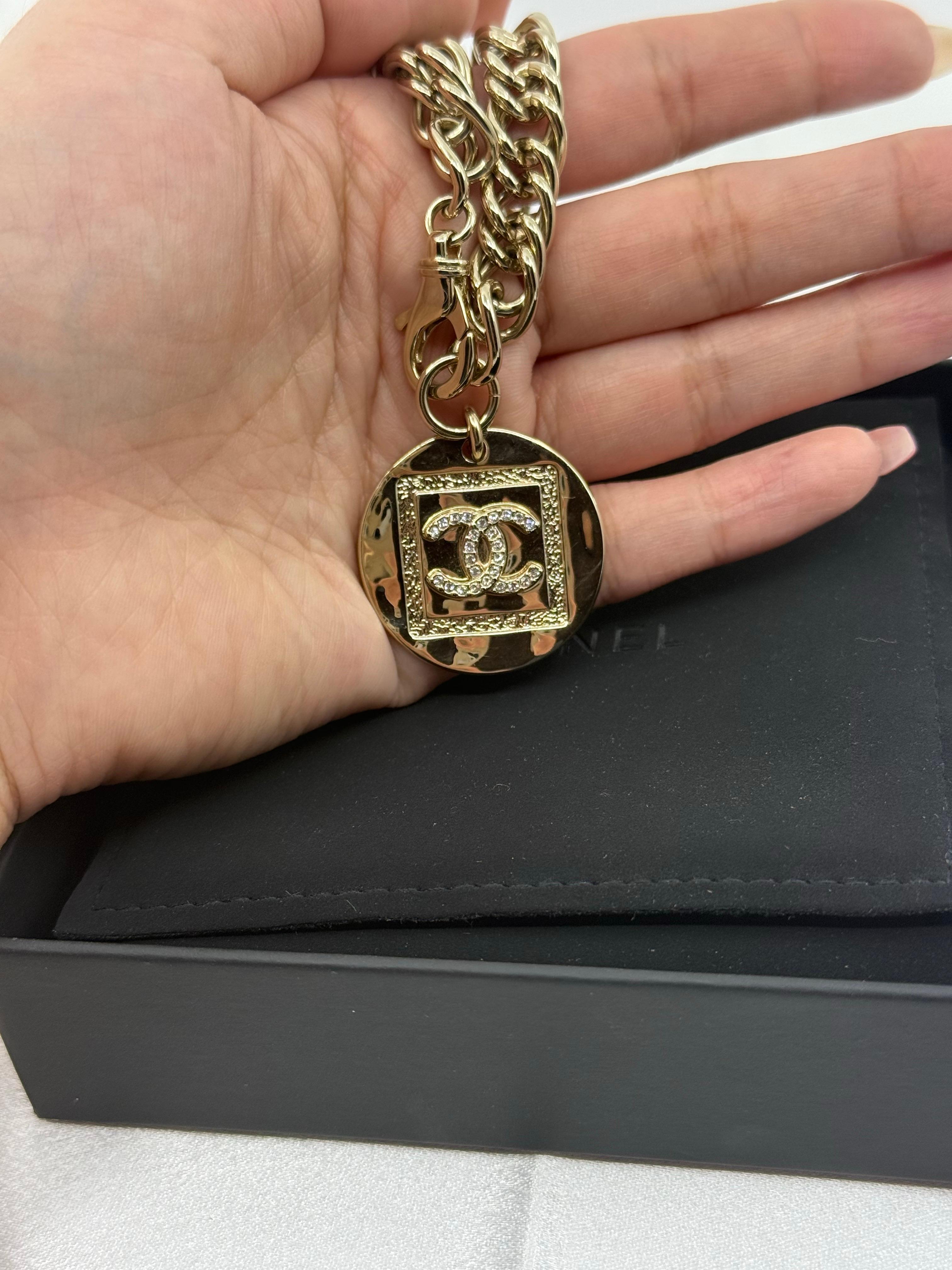 Chanel 2023 Pulsera de cadena dorada con colgante CC de cristal en venta 4