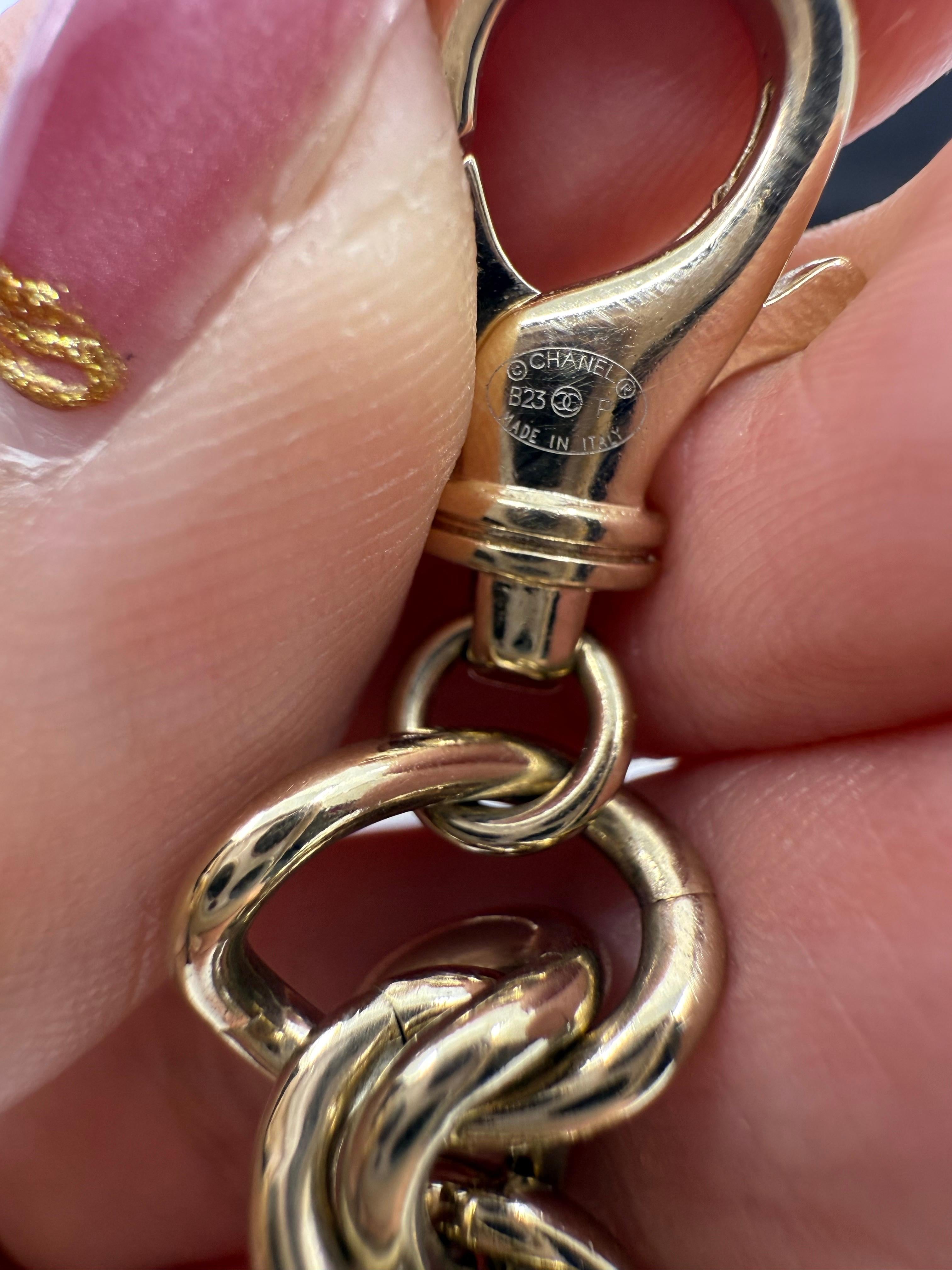 Chanel 2023 Pulsera de cadena dorada con colgante CC de cristal en venta 5