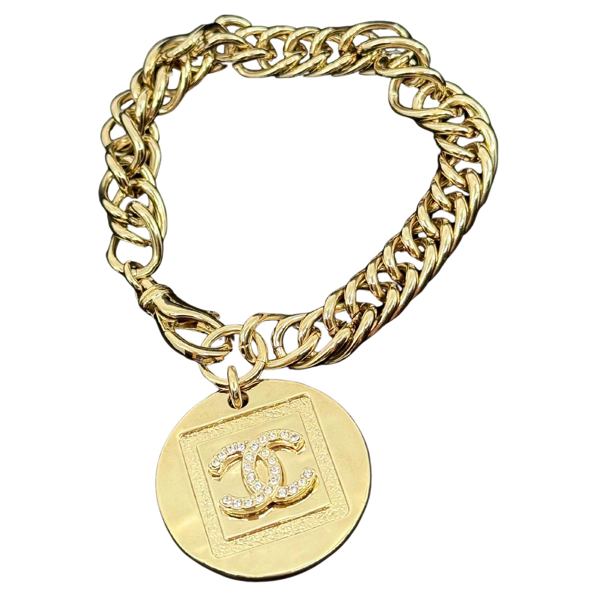 Chanel 2023 Bracciale Charm con catena d
oro e cristalli CC