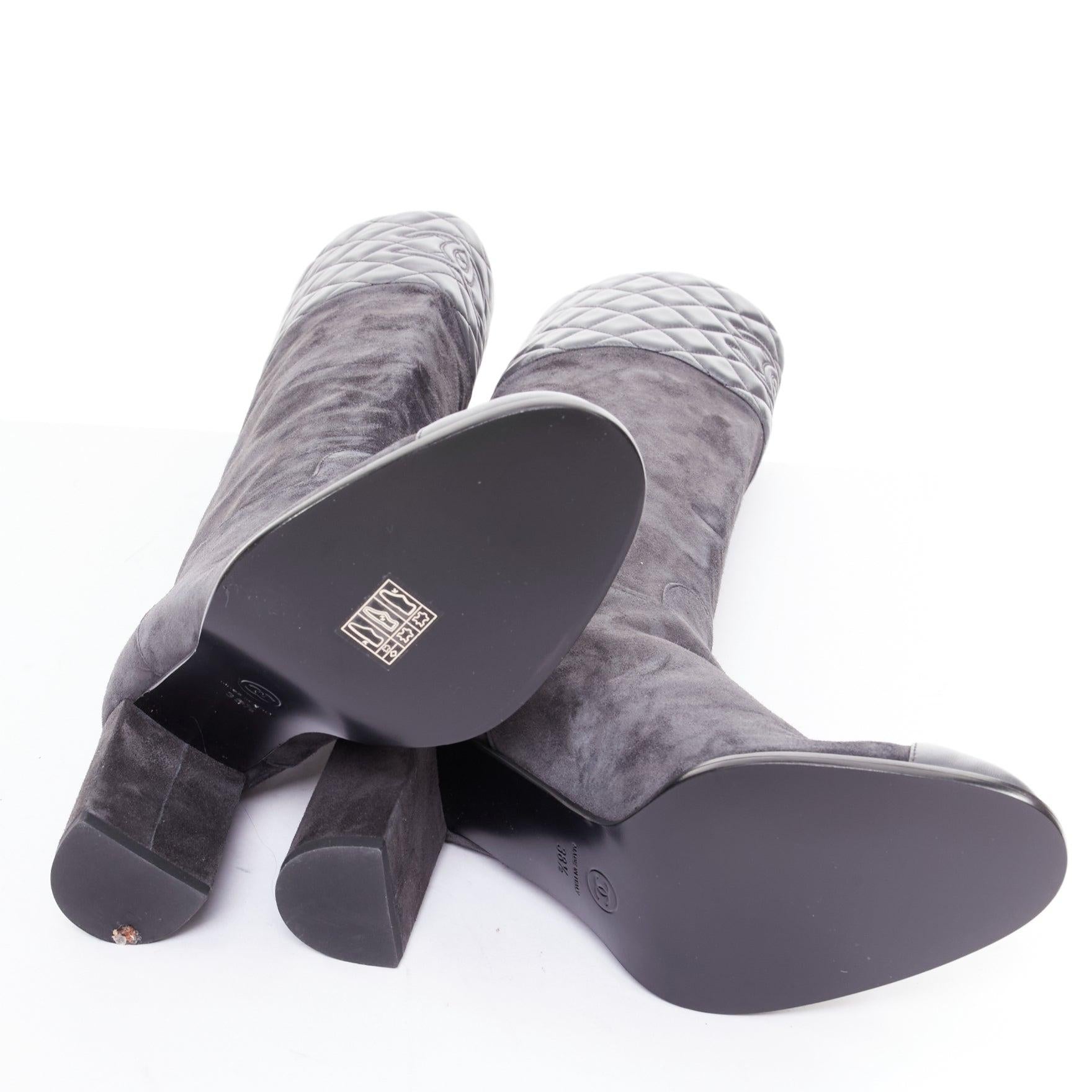 Chanel 2023 bottes à talon bloc en daim gris diamanté matelassé avec logo CC EU38.5 en vente 5