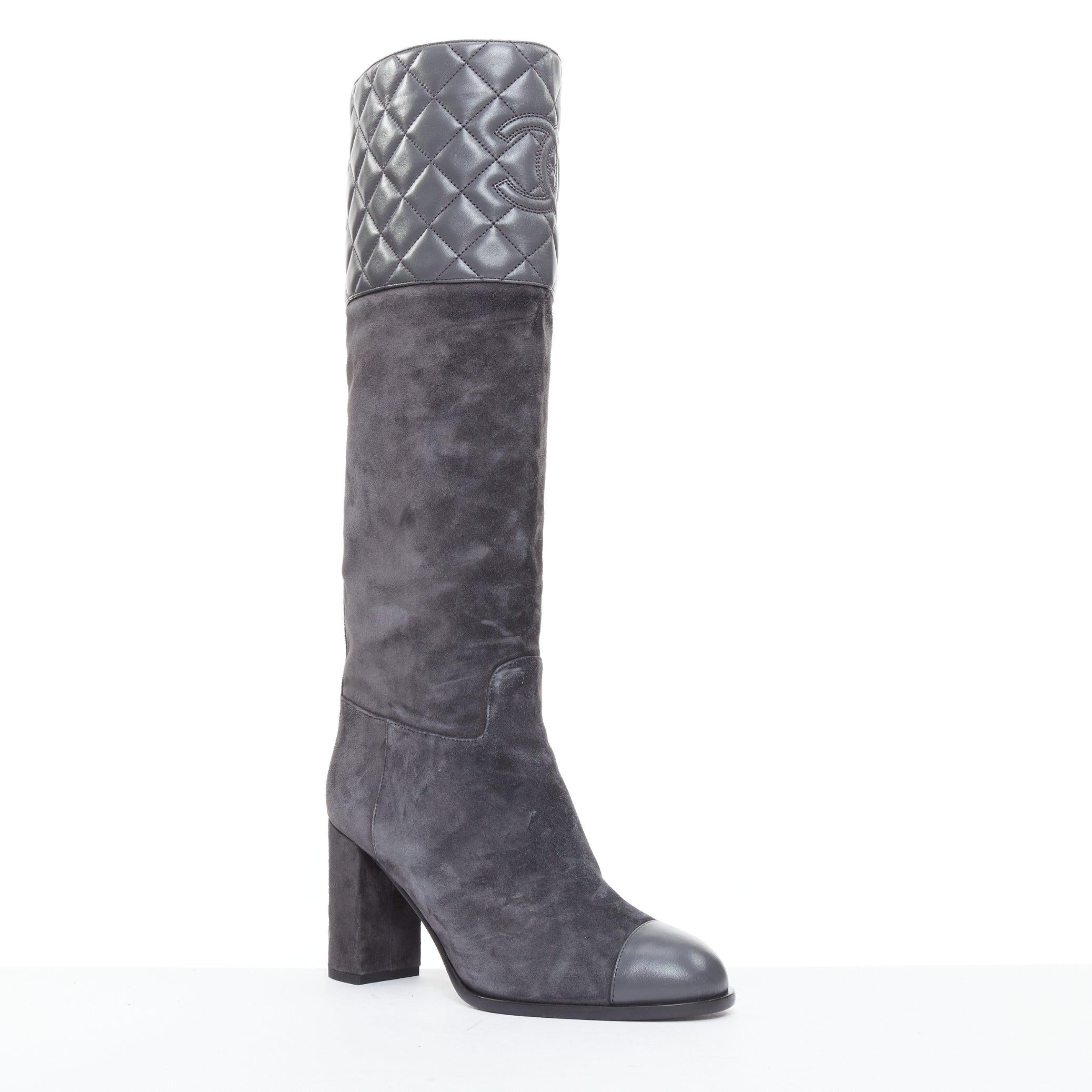Chanel 2023 bottes à talon bloc en daim gris diamanté matelassé avec logo CC EU38.5
Référence : AAWC/A01508
Marque : Chanel
Designer : Virginie Viard
Collectional : 2023
MATERIAL : Daim, cuir
Couleur : Gris
Motif : Solide
Fermeture : Slip