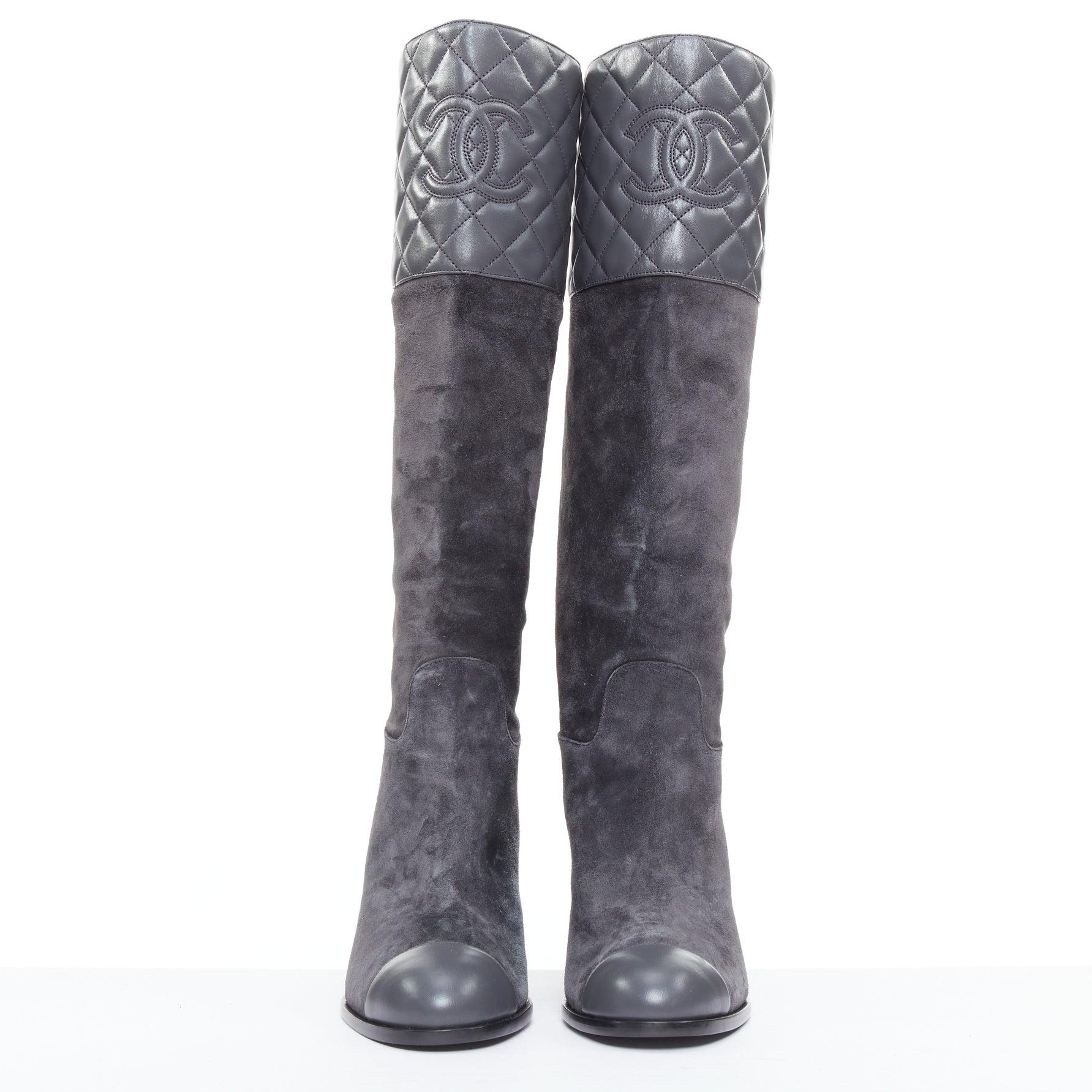 Gris Chanel 2023 bottes à talon bloc en daim gris diamanté matelassé avec logo CC EU38.5 en vente