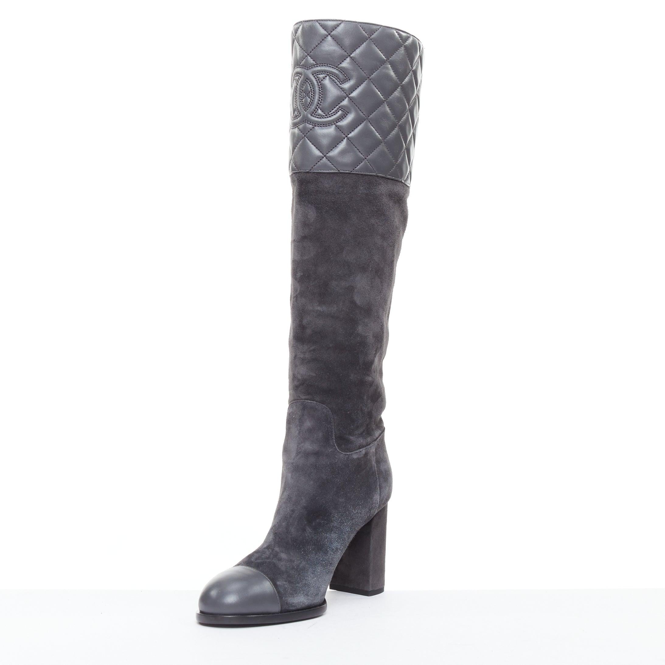 Chanel 2023 bottes à talon bloc en daim gris diamanté matelassé avec logo CC EU38.5 Bon état - En vente à Hong Kong, NT