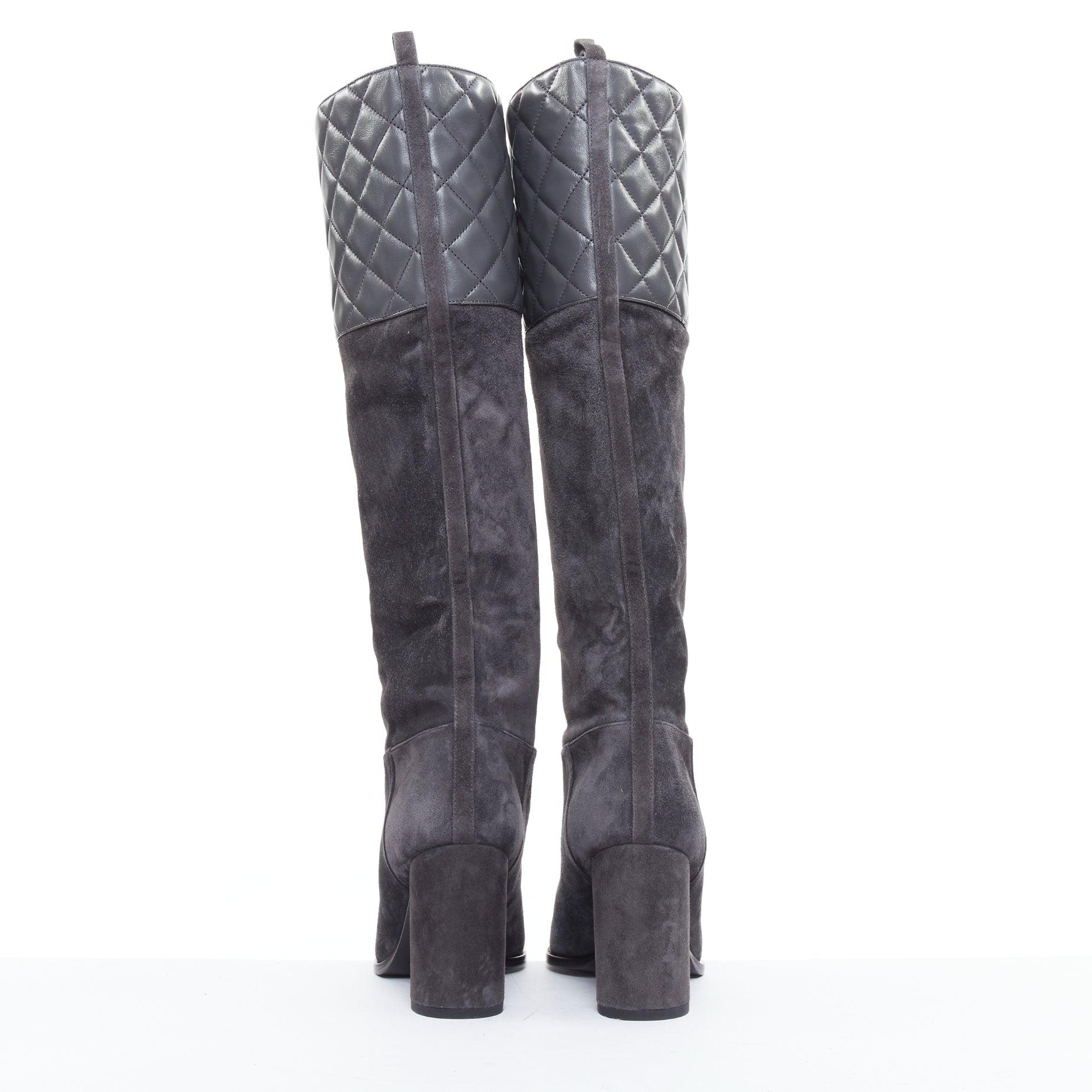 Chanel 2023 bottes à talon bloc en daim gris diamanté matelassé avec logo CC EU38.5 Pour femmes en vente