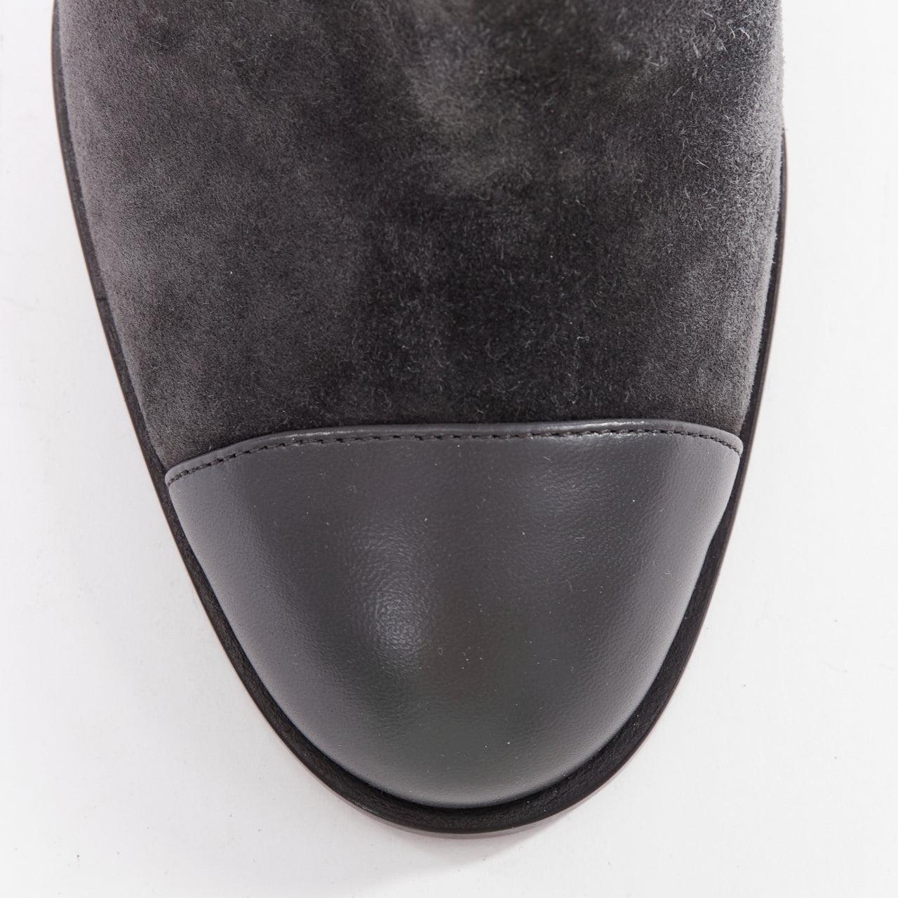 Chanel 2023 bottes à talon bloc en daim gris diamanté matelassé avec logo CC EU38.5 en vente 1
