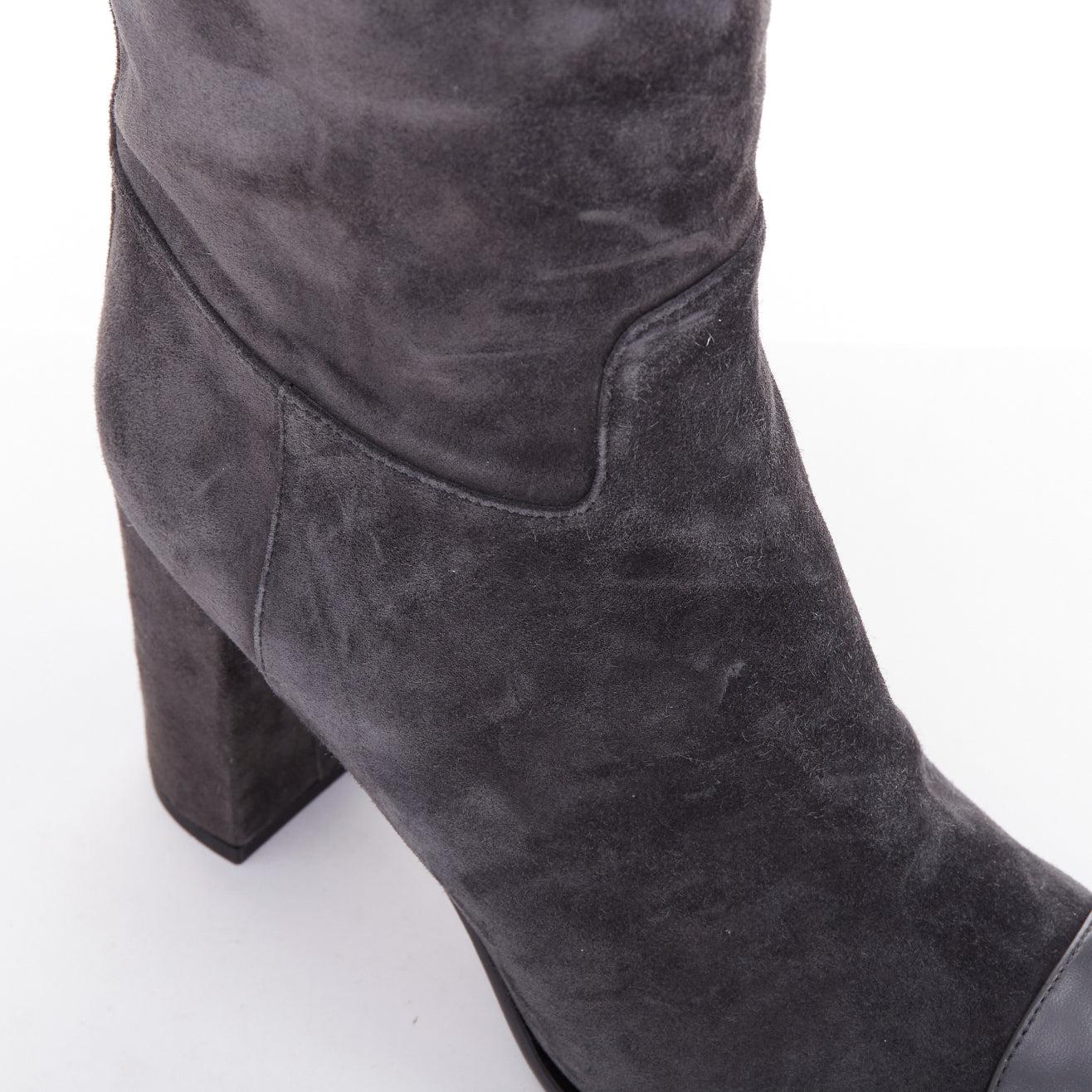 Chanel 2023 bottes à talon bloc en daim gris diamanté matelassé avec logo CC EU38.5 en vente 2