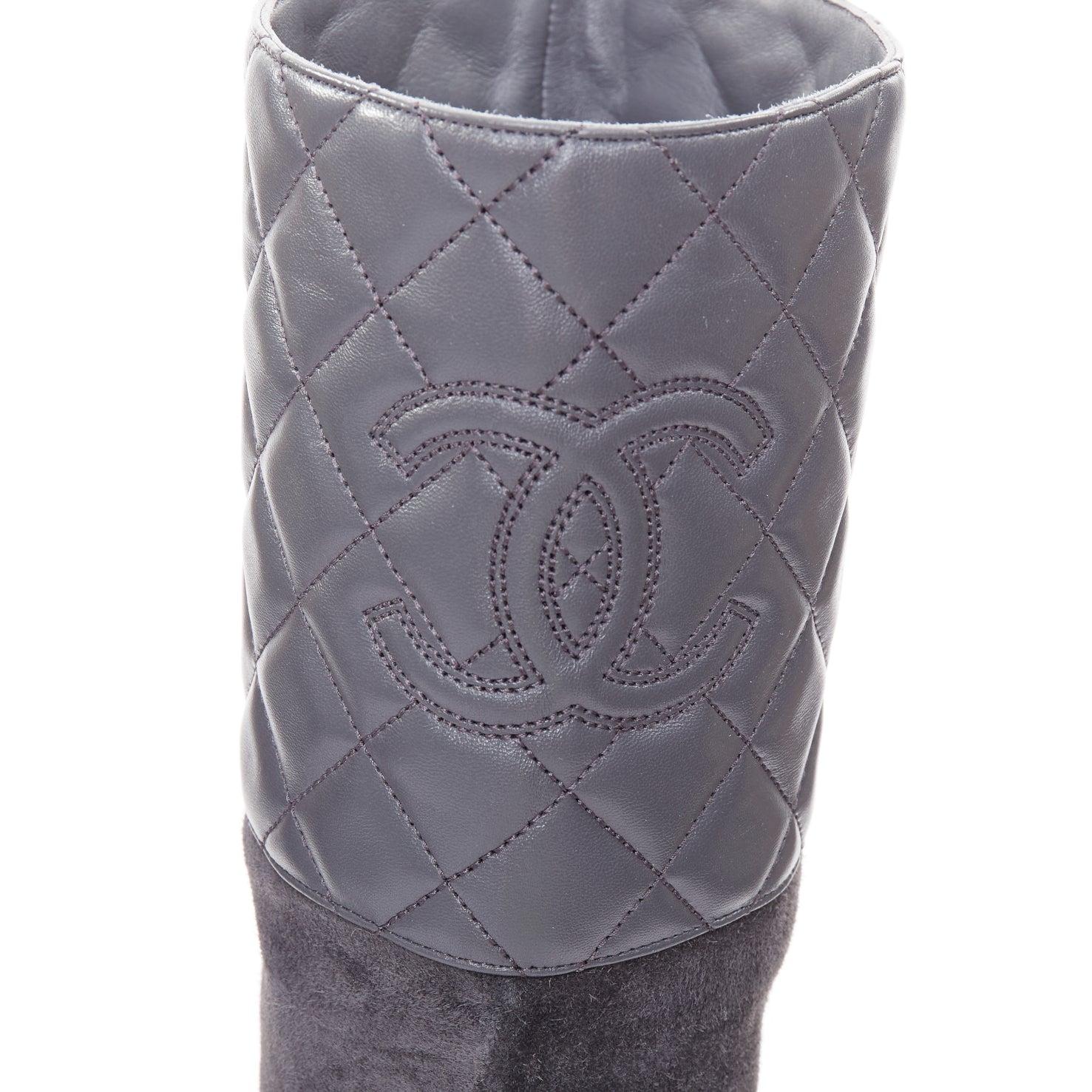 Chanel 2023 bottes à talon bloc en daim gris diamanté matelassé avec logo CC EU38.5 en vente 3