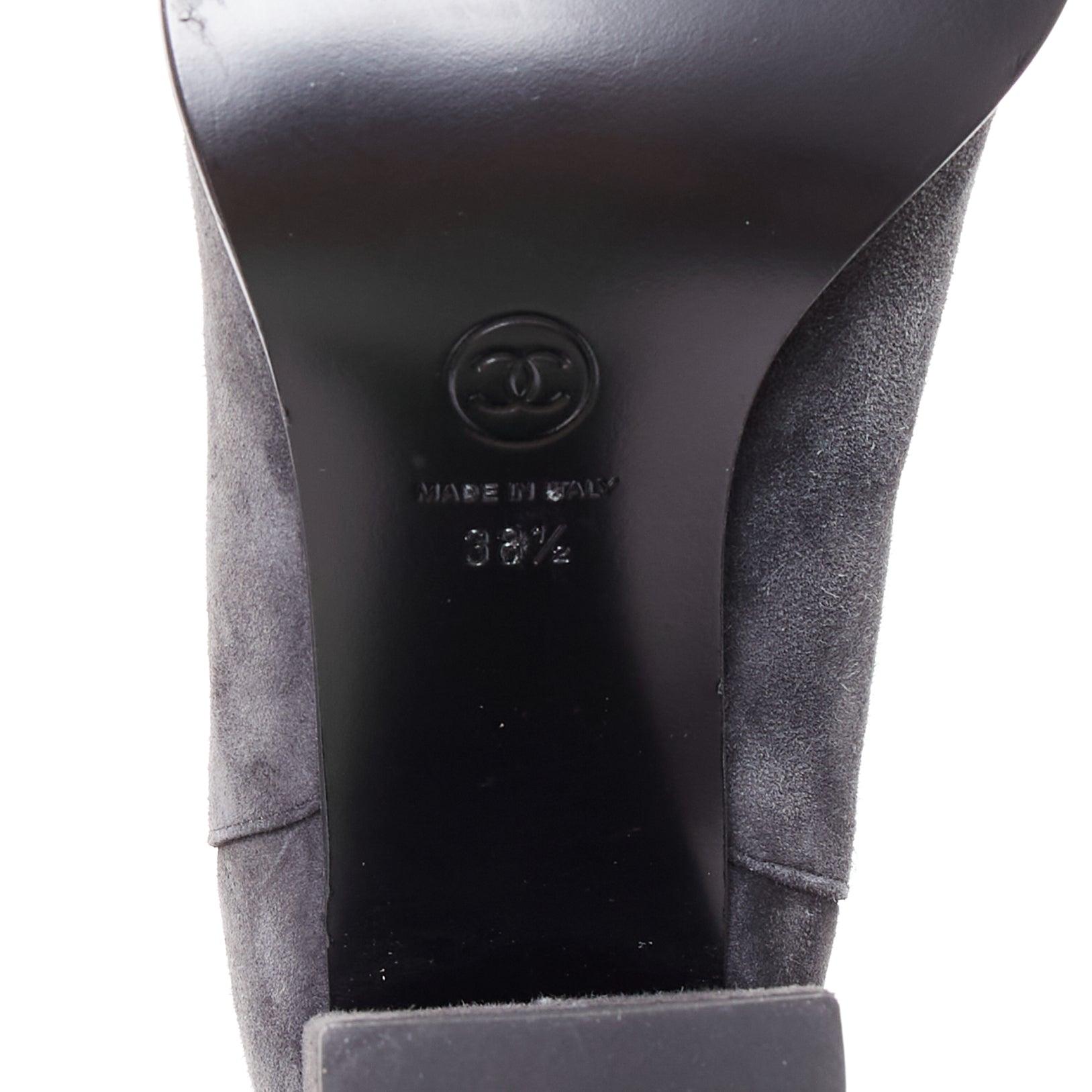 Chanel 2023 bottes à talon bloc en daim gris diamanté matelassé avec logo CC EU38.5 en vente 4