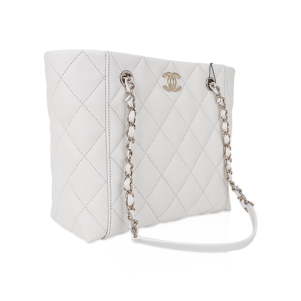 limited edition Chanel 2023 White Large Shopping Tote bag featured in quilted caviar leather.
Gold Hardware with signature CC logo.
Leather interlaced chain handles with leather at shoulder area.
Magnetic leather strip for closure.
The interior has