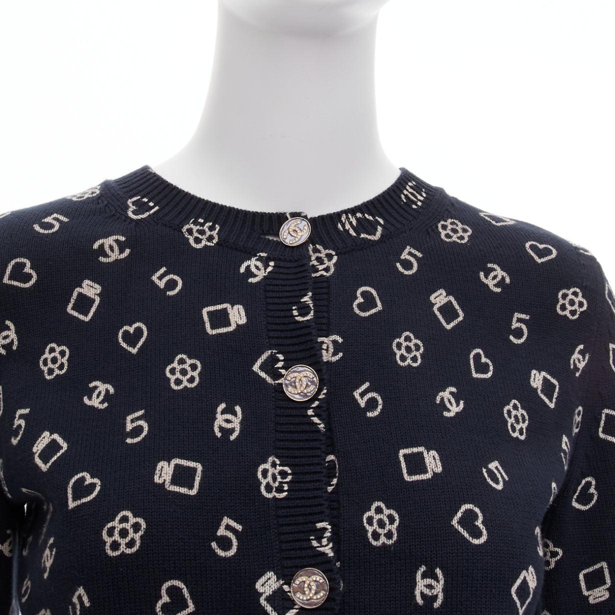 CHANEL 2023 navy white CC 5 perfume logo cotton cropped cardigan FR34 XS
Reference: AAWC/A00530
Brand: Chanel
Designer: Virginie Viard
Collection: 2023
Material: Cotton, Blend
Color: White, Black
Pattern: Logomania
Closure: Button
Extra Details: CC