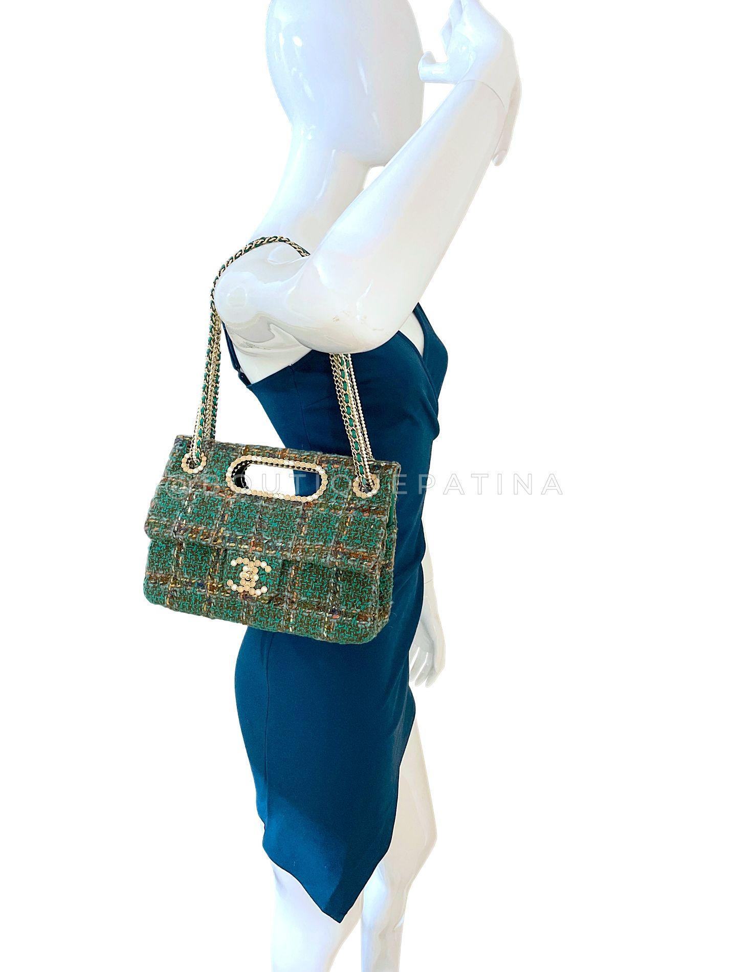 Chanel 2023 Paris-Dakar Green Tweed Pearl Wooden Real Catch Flap Bag GHW 68600 For Sale 10