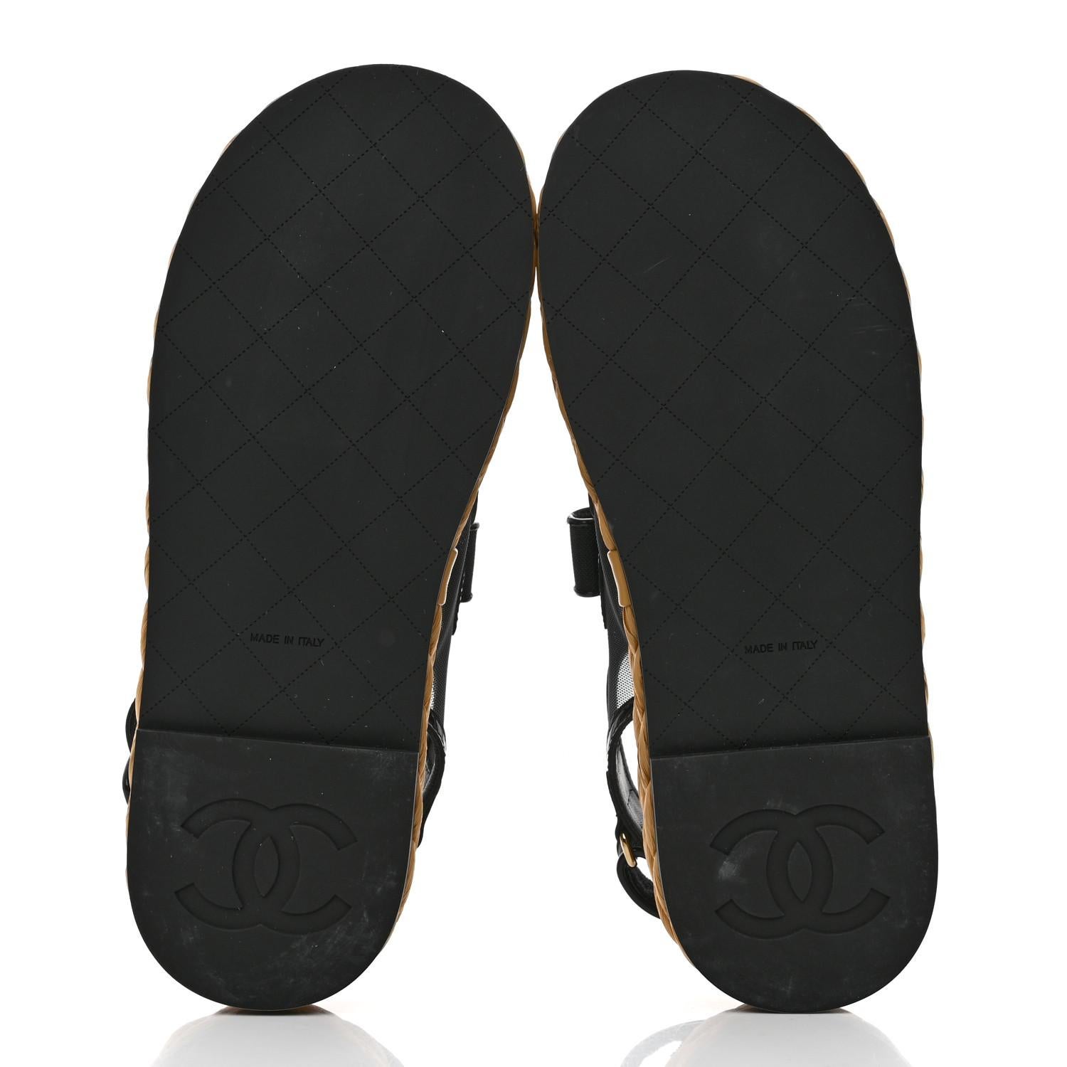 Chanel 2023 Raffia Straw Mesh Patent Dad Sandals New in Box Size 39.5 In New Condition For Sale In Miami, FL