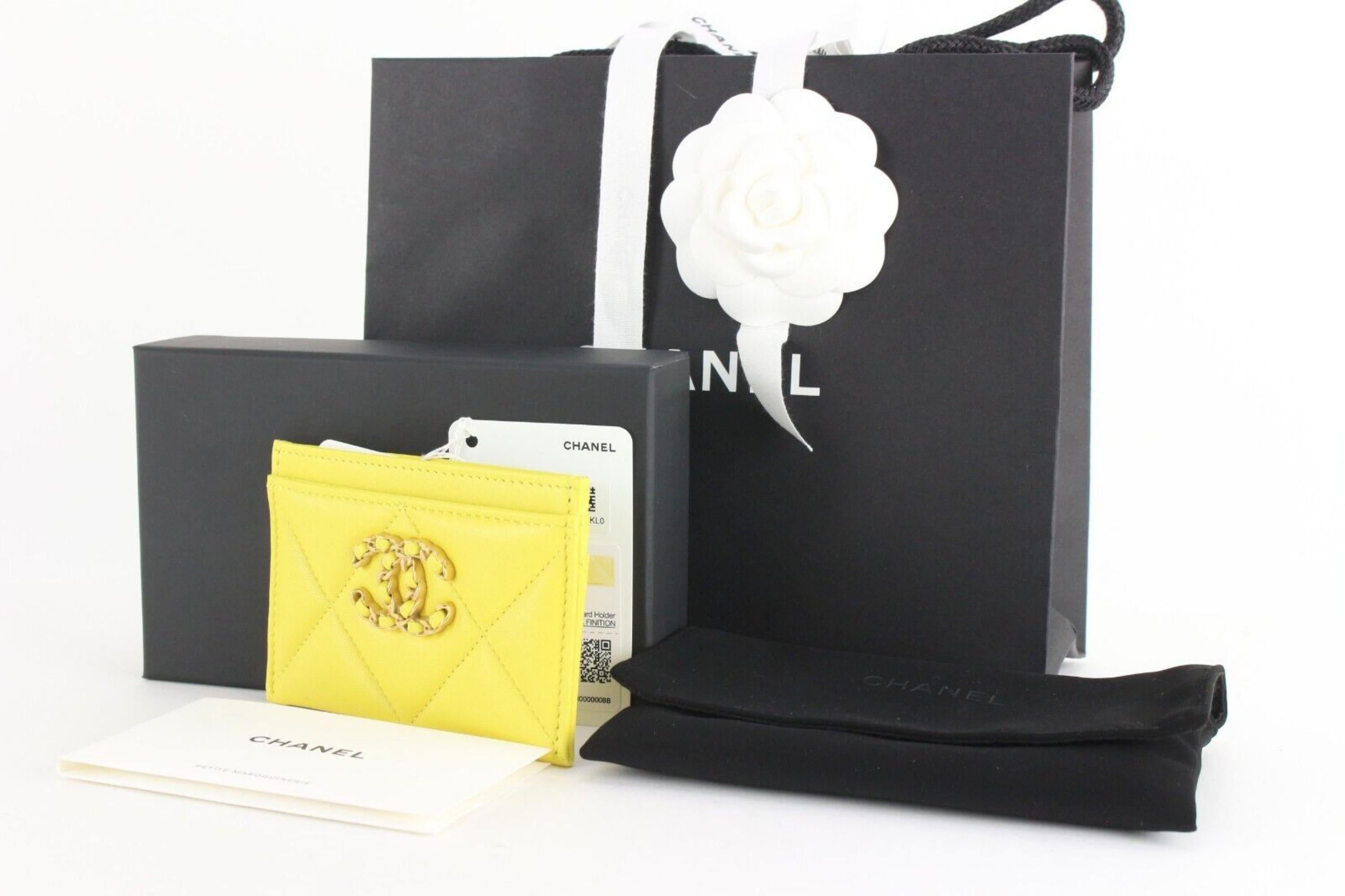 Chanel 2023 Rare Bright Yellow Leather 19 Card Holder 1CC55a
Date Code/Serial Number: EU0LCKL0

Made In: Spain

Measurements: Length:  4