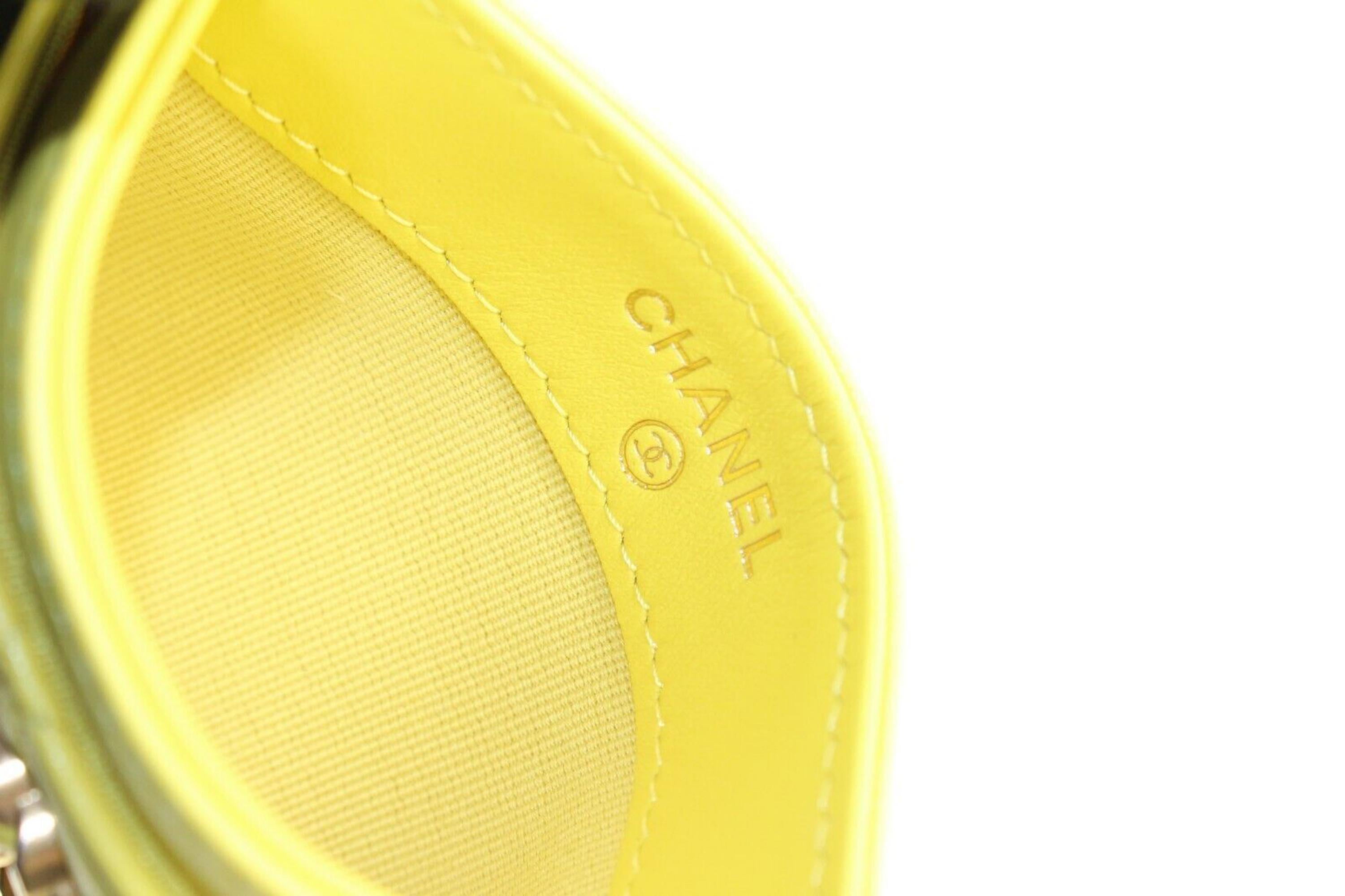 Chanel 2023 Rare Bright Yellow Leather 19 Card Holder 1CC55a In New Condition In Dix hills, NY