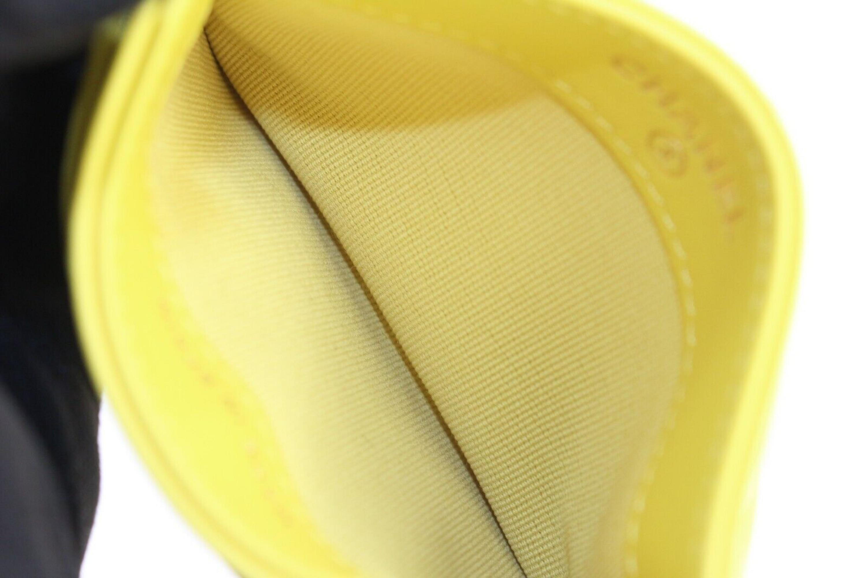 Chanel 2023 Rare Porte-cartes 19 en cuir jaune vif 3CJ1214 en vente 4