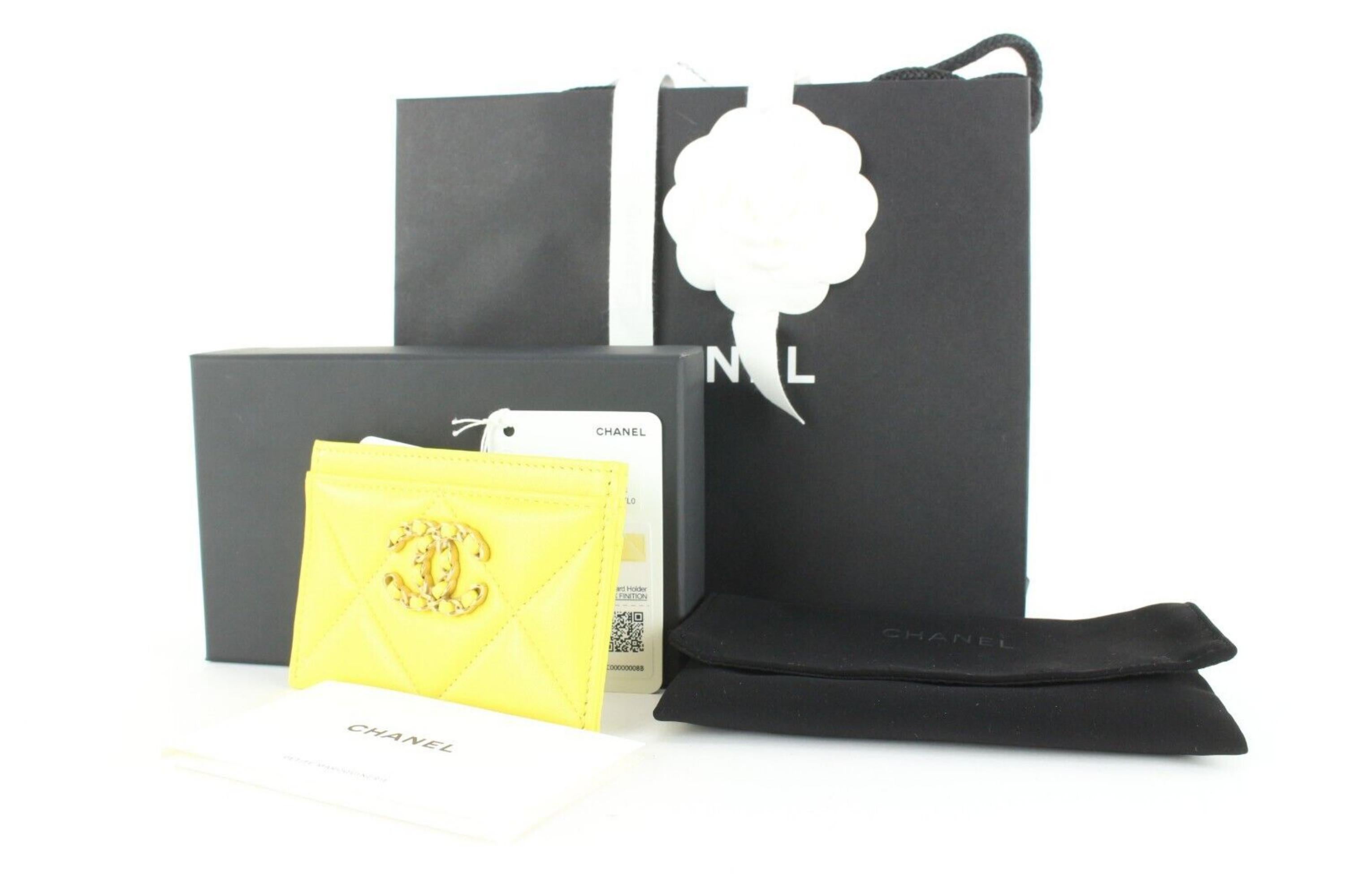 Chanel 2023 Rare Bright Yellow Leather 19 Card Holder 3CJ1214 For Sale 4