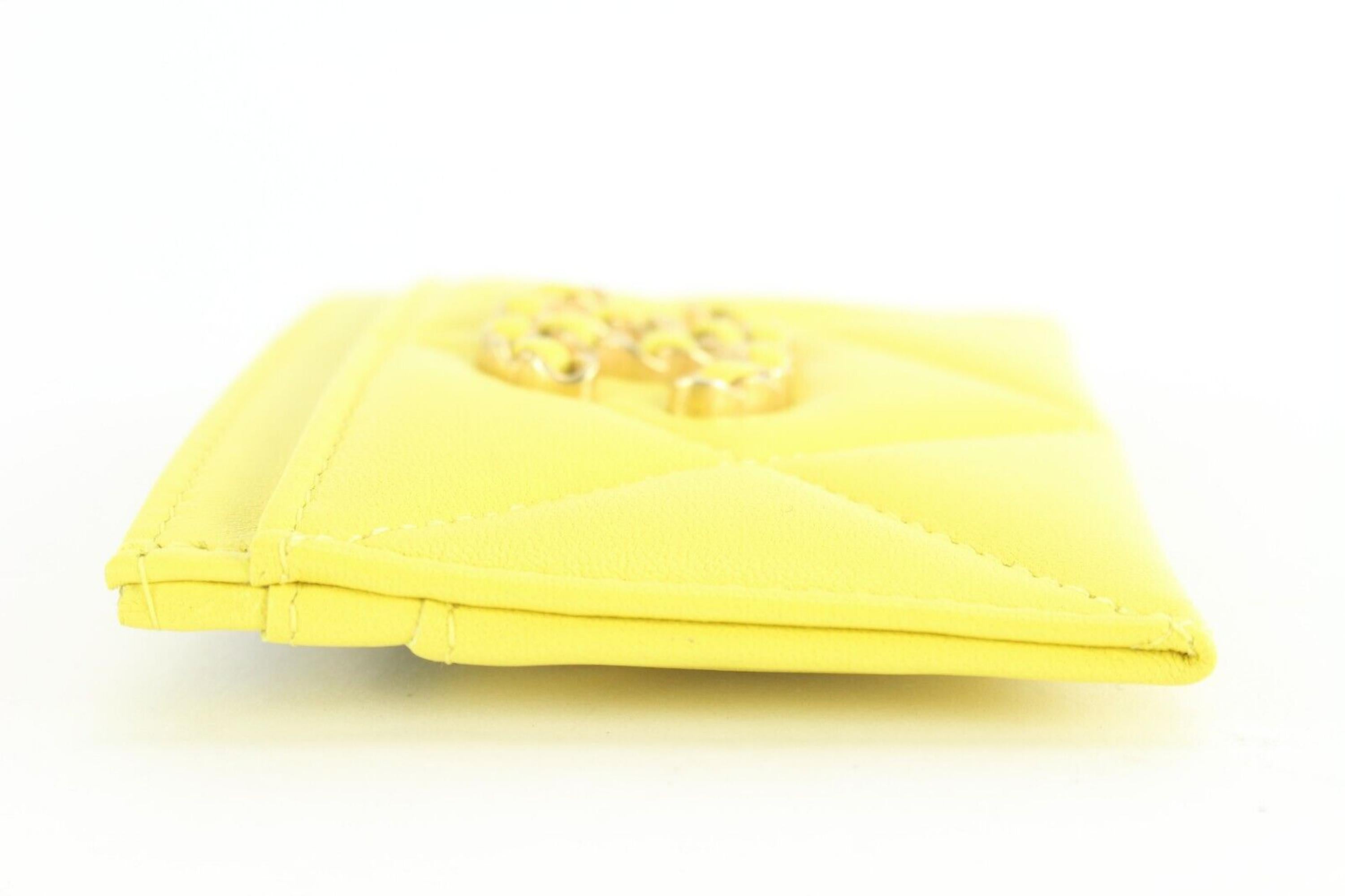 Chanel 2023 Rare Porte-cartes 19 en cuir jaune vif 3CJ1214 Pour femmes en vente