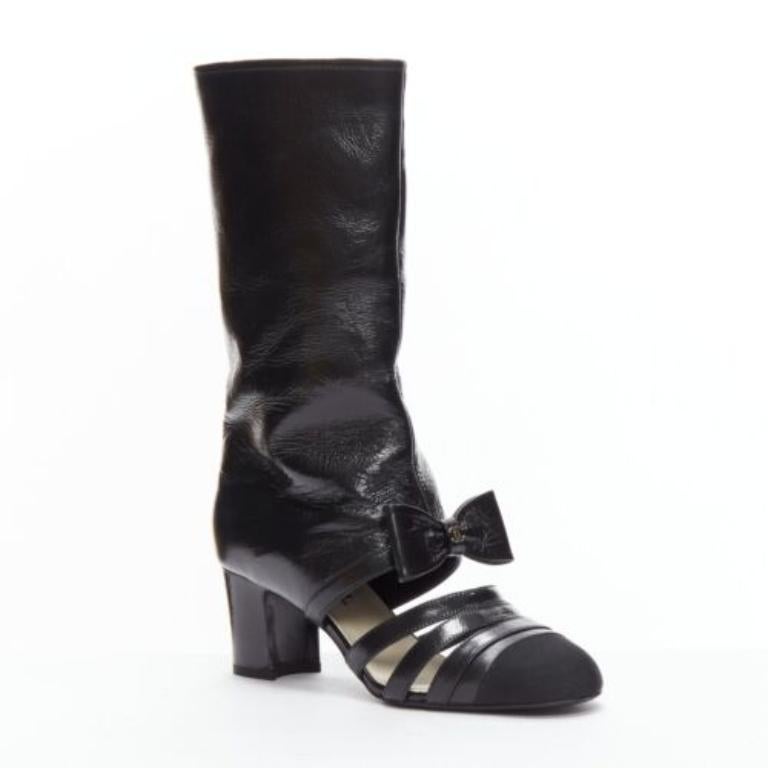 Chanel 2023 Runway argento CC fiocco nero pelle tagliata stivali EU38.5
Riferimento: AAWC/A00554
Marchio: Chanel
Designer: Virginie Viard
Collection'S: P/E 2023 - Passerella
Materiale: Pelle, Tessuto
Colore: Argento, Nero
Modello: Tinta