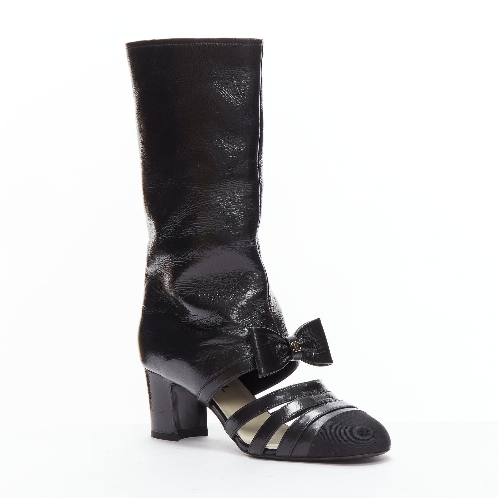 CHANEL 2023 Runway silver CC bow black leather cut out boots EU38.5
Reference: AAWC/A00554
Brand: Chanel
Designer: Virginie Viard
Collection: S/S 2023 - Runway
Material: Leather, Fabric
Color: Silver, Black
Pattern: Solid
Closure: Pull On
Lining: