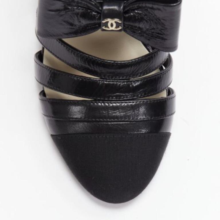 Chanel 2023 Runway argento CC fiocco nero pelle tagliata stivali EU38.5 in vendita 1