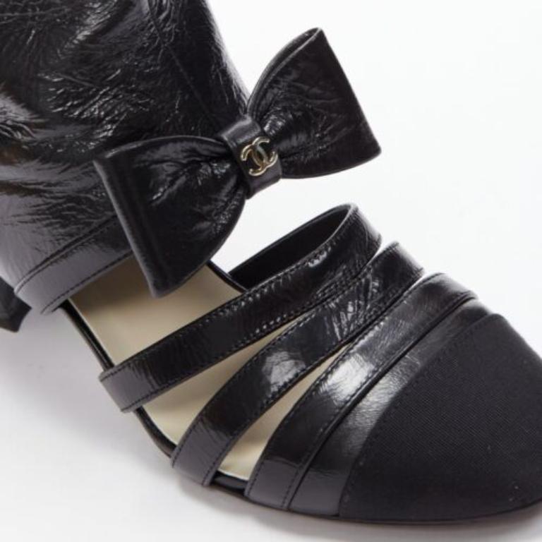 Chanel 2023 Runway argento CC fiocco nero pelle tagliata stivali EU38.5 in vendita 2