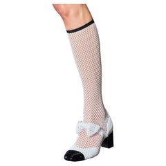 Chanel 2023 Frühjahrs-Laufsteg-Stiefel aus Fischnetz mit Schleife und schwarzer Lackfront