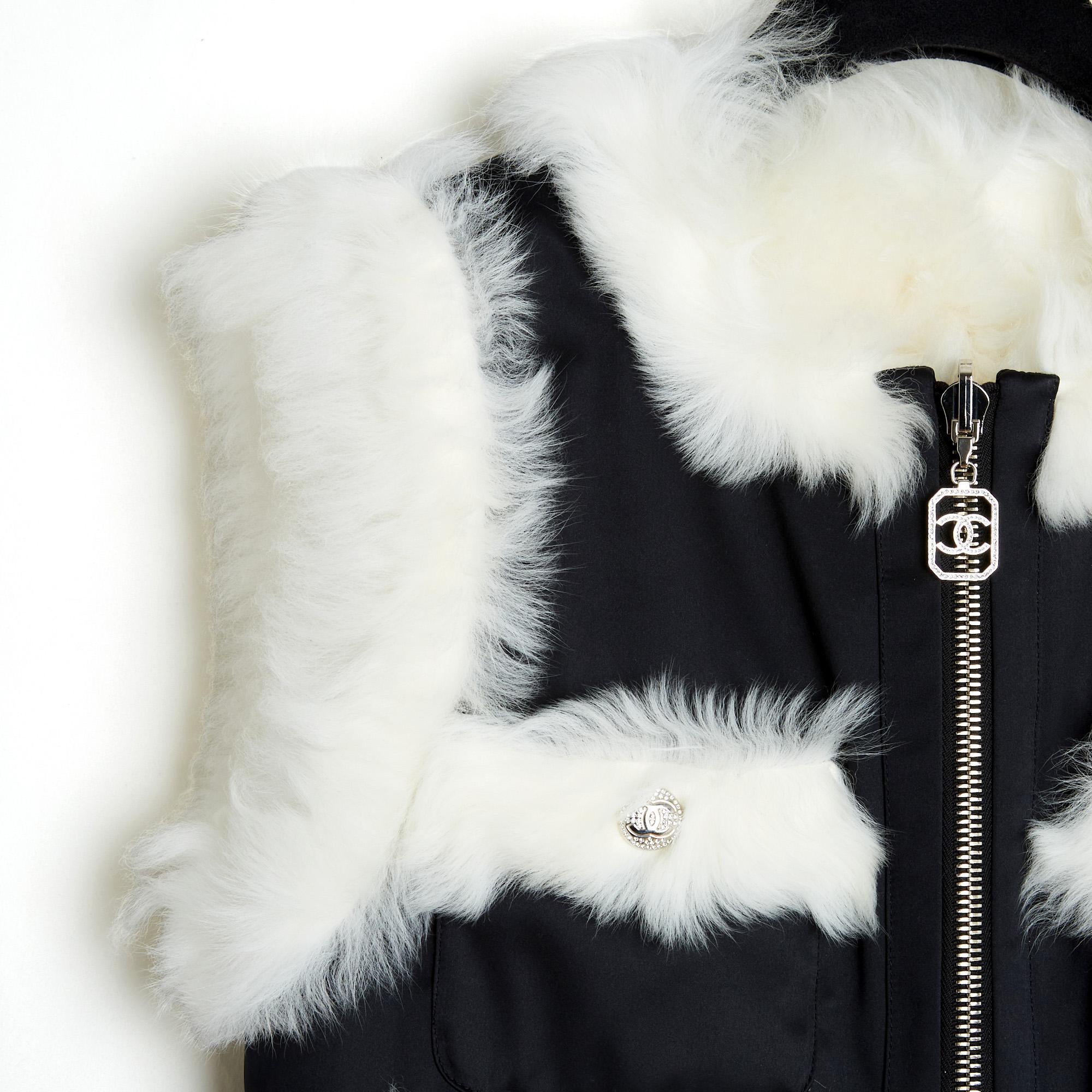 Chanel Coco Neige 2023 collection reversible jacket, sleeveless, round neck closed by a long zip (which works on both sides) decorated with a silver metal puller with the CC logo motif encrusted with white rhinestones, in black acetate blend canvas