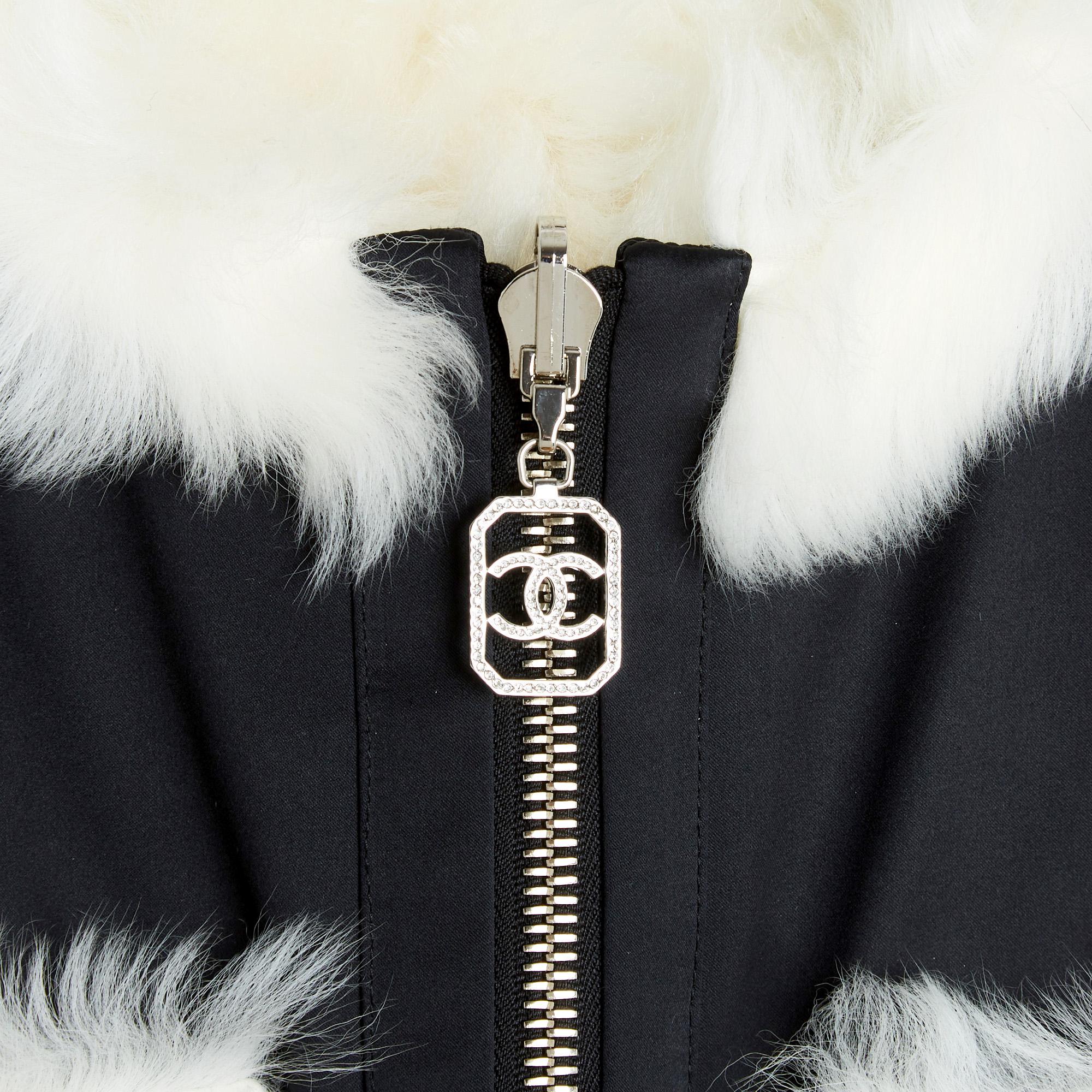 Grigio Chanel 2023 Veste FR38 Coco Neige Giacca reversibile bianca e nera UK10 US8 in vendita