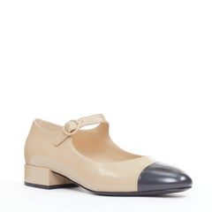 Chanel 2024 : ballerines Mary Jane en cuir beige à bout noir et talon bloc CC, taille 39,5 (EU)