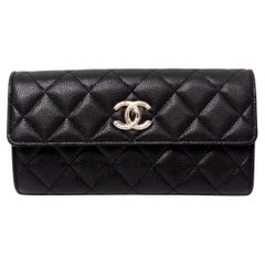 Chanel 2024 Portafoglio lungo in pelle trapuntata di caviale nero con patta