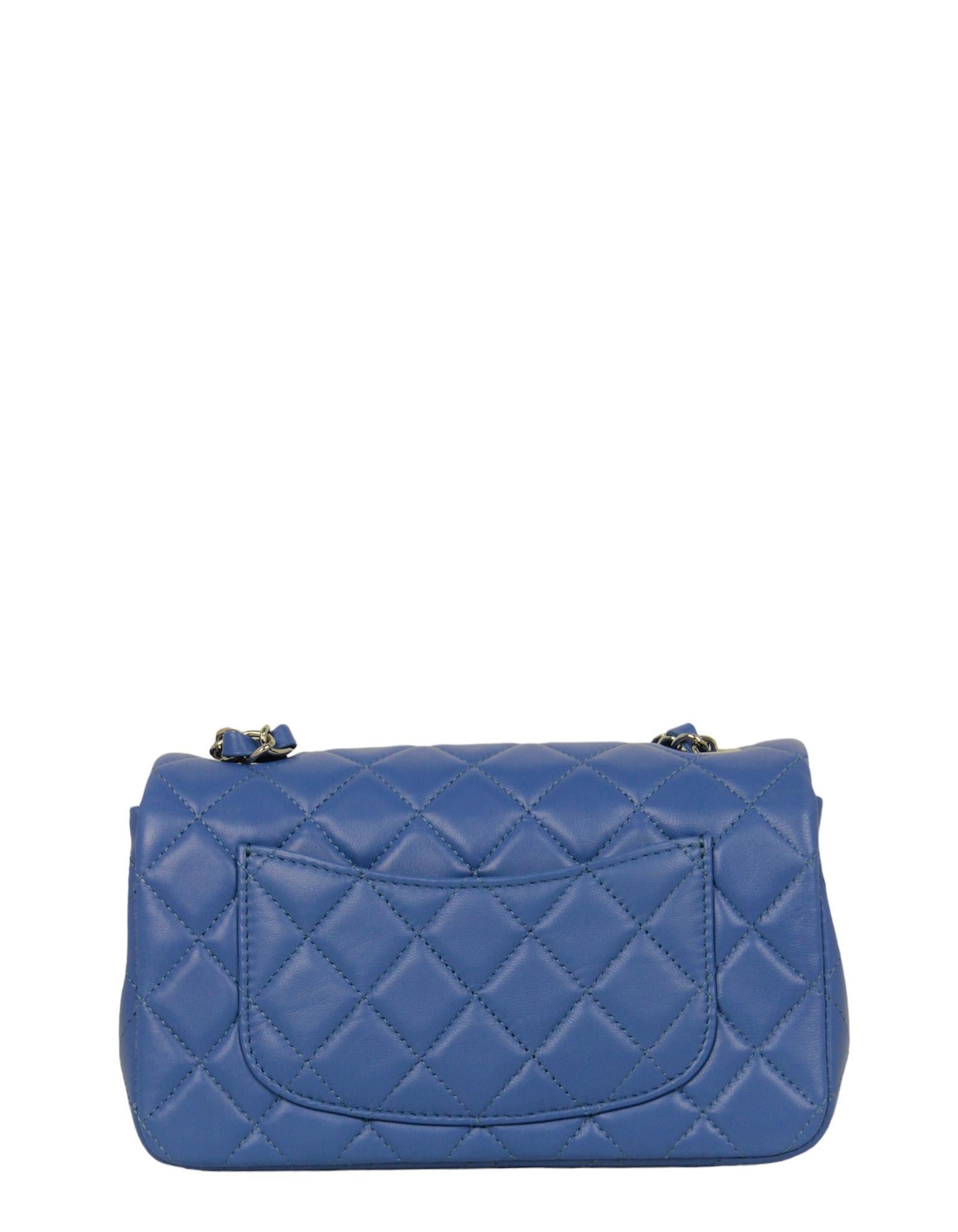 Chanel 2024 Blaue gesteppte rechteckige Mini-Klappe aus Lammfell und Leder im Zustand „Hervorragend“ im Angebot in New York, NY